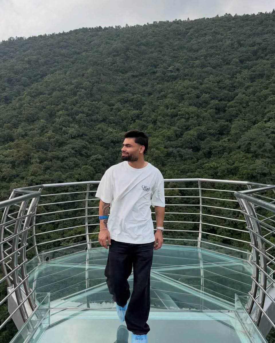 बिहार के अंतर्राष्ट्रीय पर्यटन स्थल राजगीर में कल से एक नया खेल इतिहास रचने के लिए पूरी तरह तैयार है. 1121 करोड़ रुपए की लागत से 90 एकड़ में बने राजगीर क्रिकेट स्टेडियम में 11 अक्टूबर 2026 (रविवार) से रणजी ट्रॉफी (एलीट ग्रुप-A) का आगाज होने जा रहा है. यहां पहला 4-दिवसीय प्रथम श्रेणी क्रिकेट मैच घरेलू टीम बिहार और उत्तर प्रदेश (UP) के बीच खेला जाएगा, जिसमें अब महज 24 घंटे का समय बचा है.
दोनों टीमों के खिलाड़ियों ने शुक्रवार को अलग-अलग सत्रों में नेट प्रैक्टिस कर मैदान पर जमकर पसीना बहाया. साथ ही पंच पहाड़ियों से घिरी प्राकृतिक की खूबसूरत वादियों का लुत्फ़ अपने साथी खिलाड़ियों के साथ जू सफारी और ग्लास ब्रिज पर घूमकर किया. रिंकू सिंह ने कहा, “जू सफारी में वन्यजीवों को उनके प्राकृतिक वातावरण में देखना बेहद रोमांचक और ज्ञानवर्धक अनुभव रहा है. यहां की हरियाली, शांत वातावरण और वन्यजीवों की विविधता ने मुझे बहुत प्रभावित किया. जू सफारी और नेचर सफारी प्रकृति एवं वन्यजीव संरक्षण के प्रति लोगों में जागरूकता बढ़ाने का सराहनीय कार्य कर रहे हैं. मैं सभी युवाओं और खेल प्रेमियों से अपील करता हूं कि वे ऐसे प्राकृतिक स्थलों का भ्रमण करें और पर्यावरण संरक्षण में अपना योगदान दें.”
राजगीर और नालंदा जिले के लिए यह एक ऐतिहासिक मौका है, लेकिन स्थानीय दर्शकों को मायूसी का सामना करना पड़ेगा. दरअसल, स्टेडियम (दर्शक दीर्घा) का निर्माण कार्य अभी पूरी तरह समाप्त नहीं हुआ है. इसी वजह से सुरक्षा कारणों को देखते हुए बिहार क्रिकेट एसोसिएशन (BCA) ने पहले मैच में दर्शकों के प्रवेश पर पूरी तरह रोक (पाबंदी) लगा दी है.
क्रिकेट मैच के सफल और सुरक्षित आयोजन के लिए नालंदा के पुलिस अधीक्षक (SP) की अनुशंसा पर सख्त कदम उठाए गए हैं. 11 अक्टूबर से 27 जनवरी 2027 तक चलने वाले विभिन्न राज्य स्तरीय क्रिकेट मुकाबलों के दौरान राजगीर खेल परिसर (स्टेडियम क्षेत्र) को 'अस्थायी रेड जोन' और 'नो फ्लाई जोन' घोषित कर दिया गया है. इस दौरान स्टेडियम के ऊपर ड्रोन, हॉट एयर बैलून, पैरामोटर, पैराग्लाइडर और पावर्ड हैंड ग्लाइडर सहित किसी भी गैर-पारंपरिक उड़ने वाली वस्तु के इस्तेमाल पर पूर्ण प्रतिबंध रहेगा. खिलाड़ियों के होटल से स्टेडियम तक 40 से अधिक जगहों पर पुलिस जवानों और दंडाधिकारियों की तैनाती की गई है.
इस महामुकाबले में दोनों टीमों के बीच कड़ी टक्कर देखने को मिलेगी. बिहार टीम की कप्तानी साकिबुल गनी कर रहे हैं. वहीं, उत्तर प्रदेश टीम की कमान आर्यन जुयाल संभाल रहे हैं. यूपी टीम में मुख्य आकर्षण भारतीय क्रिकेट टीम और आईपीएल के स्टार बल्लेबाज रिंकू सिंह हैं. जब रिंकू राजगीर के होटल पहुंचे तो उनका भव्य स्वागत किया गया और उन्होंने शुक्रवार के अभ्यास सत्र में भी हिस्सा लिया. दर्शकों और खेल पंडितों की निगाहें भारतीय क्रिकेट के उभरते सितारे और बिहार के युवा खिलाड़ी वैभव सूर्यवंशी पर भी टिकी रहेंगी.
इस मैच के लिए बीसीसीआई के पिच क्यूरेटर आशीष भौमिक के निर्देशन में मुंबई के वानखेड़े स्टेडियम की तर्ज पर 'हाइब्रिड पिच' तैयार की गई है. मुख्य पिच आधी महाराष्ट्र की लाल मिट्टी और आधी बिहार (मोकामा) की काली मिट्टी से बनी है. मोकामा की चिकनी काली मिट्टी के कारण तेज गेंदबाजों को शुरुआत में शानदार उछाल मिलने की उम्मीद है. बारिश होने पर खेल में बाधा न आए, इसके लिए मैदान के नीचे 'सैंड-बेस्ड ऑटोमेटेड ड्रेनेज सिस्टम' लगा है, जिससे भारी बारिश रुकने के सिर्फ 30 मिनट के भीतर मैदान सूखकर खेलने
* **सुबह 09:00 बजे:** खेल शुरू
* **11:30 - 12:10:** लंच (Lunch)
* **14:10 - 14:40:** टी-ब्रेक (Tea)
पटना के मोइनुल हक स्टेडियम में पुनर्निर्माण कार्य चलने के कारण इस सत्र में बिहार के घरेलू मैचों का जिम्मा राजगीर को सौंपा गया है. बिहार की टीम यहां 11-14 अक्टूबर तक उत्तर प्रदेश, 17-20 जनवरी (2027) तक जम्मू-कश्मीर और 24-27 जनवरी तक विदर्भ से भिड़ेगी.
* **23 जन. 2025:** यूपी ने पारी और 119 रन से जीता
* **19 जन. 2024:** मैच ड्रॉ
* **11 मार्च 1977:** मैच ड्रॉ (यूपी ने पहली पारी के आधार पर जीत हासिल की)
* **22 फर. 1974:** बिहार 99 रन से जीता
* **14 दिस. 1951:** बिहार 4 विकेट से जीता
**दोनों टीमों का स्क्वॉड:**
* **बिहार:** साकिबुल गनी (कप्तान), हिमांशु सिंह (उपकप्तान), बिपिन सौरभ (विकेटकीपर), शरमन निगरोध, मंगल महरौर, पीयूष सिंह, अमोद यादव, सूरज कश्यप, आकाश राज, शब्बीर खान, रघुवेंद्र प्रताप सिंह, साकिब हुसैन, आयुष लोहारुका, खालिद आलम, मोहम्मद सलाहउद्दीन इजहार, पृथ्वी राज, नमन गौरव।
* **उत्तर प्रदेश:** आर्यन जुयाल (कप्तान/विकेटकीपर), प्रियम गर्ग, सिद्धार्थ यादव, आदित्य शर्मा, रिंकू सिंह, जीशान अंसारी, अभिषेक गोस्वामी, कार्तिक त्यागी (कुणाल), यश दयाल, माधव कौशिक, करण शर्मा, आराध्य यादव, प्रशांत वीर, अभिनंदन सिंह, कार्तिक यादव, वंश चौधरी, आदर्श सिंह। #match #BiharNews #fecbookreels #fecbookpost
