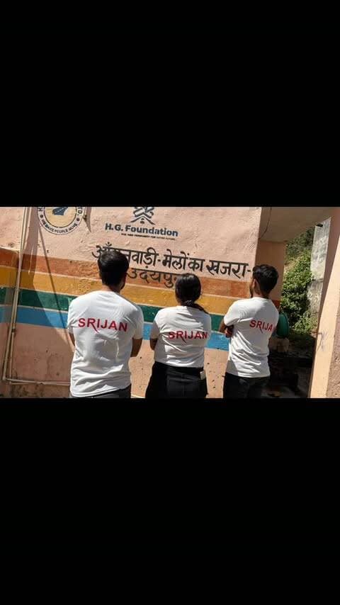 टीम सृजन शोध संस्थान के तत्वावधान में कैलाशपुरी गांव की आंगनवाड़ी में भोजन एवं स्टेशनरी वितरण कार्यक्रम आयोजित
उदयपुर। टीम सृजन शोध संस्थान के तत्वावधान में मेवाड़ के आराध्य देव श्री एकलिंगनाथ जी के मंदिर के समीप स्थित कैलाशपुरी गांव की आंगनवाड़ी में बच्चों के लिए भोजन एवं स्टेशनरी वितरण कार्यक्रम आयोजित किया गया।
कार्यक्रम का आयोजन आंगनवाड़ी शिक्षिकाओं मीरा जोशी, चीनू माली, सुमन माली एवं पिंकी नागदा के नेतृत्व में किया गया। कार्यक्रम की संपूर्ण तैयारियां इन चारों शिक्षिकाओं द्वारा की गईं, जिनके सहयोग एवं मार्गदर्शन में बच्चों के लिए विभिन्न गतिविधियों का आयोजन किया गया।
कार्यक्रम के अंतर्गत बच्चों को कविताएं एवं कहानियां सुनाई गईं। साथ ही, बच्चों ने भी बचपन में प्रचलित विभिन्न कहानियों एवं कविताओं को दोहराया और उनसे जुड़ी नई बातें सीखीं। इस दौरान बच्चों के साथ कई मनोरंजक खेल भी खेले गए, जिससे उनमें उत्साह और आनंद का माह�