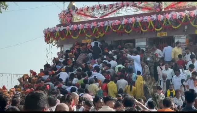 मैहर परिक्षेत्र में भीड़ प्रबंधन के इंतजाम खस्ताहाल। एक महिला सीढ़ियों पर गिरी। गंभीर हादसे बाल बाल टला। इस बार मैहर मेला में क्राउड मैनेजमेंट की स्थिति काफी बुरी है। सीढ़ियों के नीचे भीड़ नियंत्रण के लिए बनाया जाने वाला जिग जैग भी नहीं होने से सीढ़ी पर दबाव काफी है।