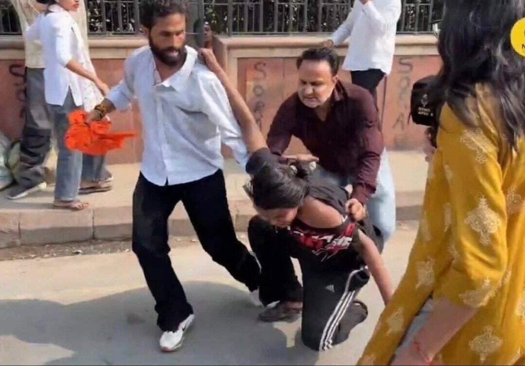 दिल्ली में प्रदर्शन कर रही महिला के साथ कुछ लोगों ने की अभद्रता