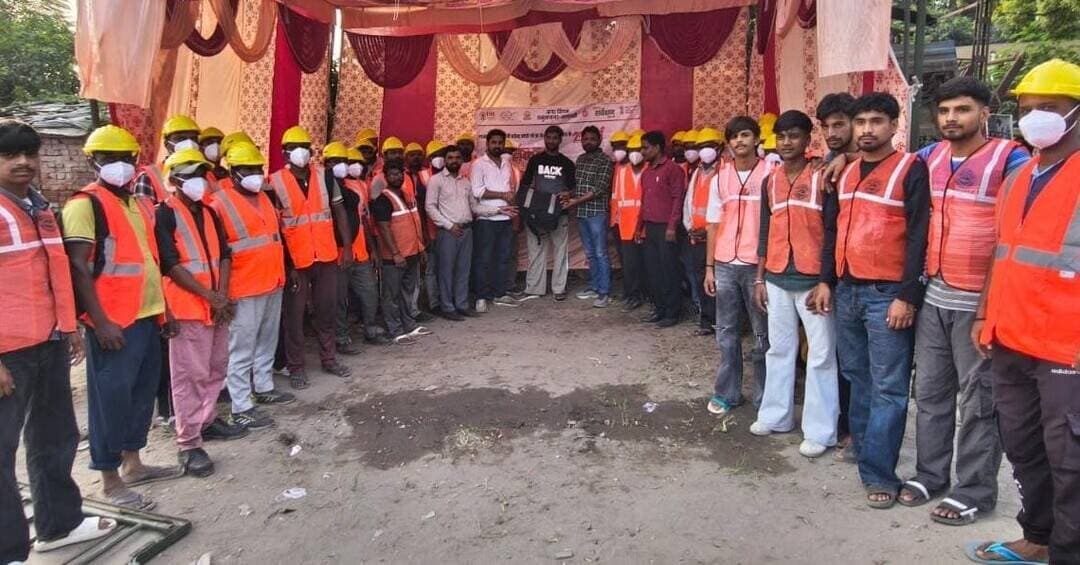 अब सुरक्षा किट पहनकर सफाई कार्य करेंगे वेस्ट पिकर, निगम ने बांटी पीपीई किट
सेवा संकल्प अभियान एवं स्वच्छता ही सेवा के तहत किया जागरूक, सुरक्षा नियमों का पालन करने की अपील
यमुनानगर। (राष्ट्रीय कदम) ब्यूरो: नगर निगम द्वारा सेवा संकल्प अभियान एवं स्वच्छता ही सेवा के अंतर्गत सफाई कार्य में लगे वेस्ट पिकर अर्थात कचरा बीनने वाले की सुरक्षा सुनिश्चित करने के लिए विशेष पहल की गई। इसके तहत निगम स्टोर में वेस्ट पिकर को व्यक्तिगत सुरक्षा उपकरण (पीपीई) किट वितरित की गईं। अधिकारियों ने सभी कर्मियों को सफाई कार्य के दौरान सुरक्षा उपकरणों का नियमित इस्तेमाल करने और निर्धारित सुरक्षा नियमों का पालन करने के लिए प्रेरित किया।
कार्यक्रम में मुख्य सफाई निरीक्षक गोविंद शर्मा पार्षद प्रतिनिधि पवन कुमार यादव
ने वेस्ट पिकर को पीपीई किट वितरित की। उन्होंने कहा कि सफाई कार्य के दौरान कर्मचारियों की सुरक्षा और स्वास्थ्य का ध्यान रखना बेहद जरूरी है। सुरक्षा उपकरणों का इस्तेमाल करने से कार्यस्थल पर संभावित जोखिमों को कम करने में मदद मिलती है। कार्यक्रम में सफाई निरीक्षक बिट्टू सिंह, स्वच्छ भारत मिशन एक्सपर्ट दुर्गेश कुमार और आकाश कुमार ने भी वेस्ट पिकर को जागरूक किया। उन्होंने कर्मियों से अपील की कि वे प्रतिदिन ड्यूटी पर पीपीई किट पहनकर आएं और सफाई कार्य करते समय आवश्यक सुरक्षा सावधानियां बरतें। साथ ही व्यक्तिगत सुरक्षा उपकरणों के महत्व, स्वच्छता कार्य के दौरान स्वास्थ्य संबंधी जोखिमों और उनसे बचाव के उपायों की जानकारी दी गई।
उन्होंने कहा कि नगर निगम का उद्देश्य सफाई कार्य में लगे कर्मियों को सुरक्षित कार्य वातावरण उपलब्ध करवाना और उनमें सुरक्षा नियमों के प्रति जागरूकता बढ़ाना है। निगम की ओर से कर्मियों को सुरक्षा उपकरणों के नियमित उपयोग के लिए प्रोत्साहित किया जा रहा है, ताकि शहर की स्वच्छता में योगदान देने वाले इन कर्मचारियों का स्वास्थ्य और सुरक्षा सुनिश्चित की जा सके।