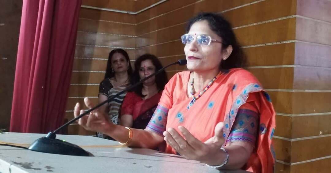 बेटियों को बनाएं कॉन्फिडेंट, ताकि वे हर चुनौती का कर सकें सामना : पूनम रमन
अंतरराष्ट्रीय बालिका दिवस पर गुरु नानक गर्ल्स कॉलेज में कार्यक्रम आयोजित, बाल विवाह रोकथाम, शिक्षा, स्वास्थ्य और बालिकाओं के अधिकारों पर किया जागरूक
यमुनानगर। (राष्ट्रीय कदम) ब्यूरो: अंतरराष्ट्रीय बालिका दिवस के अवसर पर महिला एवं बाल विकास विभाग की ओर से गुरु नानक गर्ल्स कॉलेज, यमुनानगर में जागरूकता कार्यक्रम का आयोजन किया गया। कार्यक्रम में विभाग की संयुक्त निदेशक पूनम रमन ने मुख्य अतिथि के रूप में शिरकत की, जबकि शिवालिक विकास एजेंसी की सीईओ पूजा कुमारी और महिला आयोग की सदस्य सुमन शहजादवाला विशेष अतिथि के रूप में उपस्थित रहीं।
जिला कार्यक्रम अधिकारी मिक्षा रंगा ने बताया कि इस वर्ष अंतरराष्ट्रीय बालिका दिवस की थीम बाल विवाह समाप्त करने और बालिकाओं के अधिकारों में निवेश करने पर केंद्रित है। कार्यक्रम के दौरान बाल विवाह की रोकथाम, बालिकाओं के अधिकारों और मानसिक स्वास्थ्य जैसे महत्वपूर्ण विषयों पर विशेषज्ञों ने अपने विचार साझा किए। बाल विवाह निषेध अधिकारी अरविंदरजीत कौर और बाल कल्याण समिति की सदस्य एवं अधिवक्ता मोनिका रानी ने छात्राओं को उनके अधिकारों और स्वास्थ्य के प्रति जागरूक किया।
बेटियों को सपनों के साथ हकीकत के लिए भी तैयार करें : पूनम रमन
कार्यक्रम को संबोधित करते हुए संयुक्त निदेशक पूनम रमन ने कहा कि बेटियों को केवल सपनों की दुनिया में जीने के लिए नहीं, बल्कि वास्तविक जीवन की चुनौतियों का सामना करने के लिए भी तैयार करना जरूरी है। आज बेटियों में आत्मविश्वास पैदा करने की आवश्यकता है, क्योंकि आत्मविश्वास ही उन्हें मुश्किल से मुश्किल लक्ष्य हासिल करने की ताकत देता है। उन्होंने कहा कि बेटियों को ऐसा माहौल मिलना चाहिए, जहां वे अपनी क्षमताओं को पहचानकर आगे बढ़ सकें और जीवन में अपनी अलग पहचान बना सकें।
महिला आयोग की सदस्य सुमन शहजादवाला ने कहा कि अंतरराष्ट्रीय बालिका दिवस बालिकाओं और किशोरियों के अधिकारों, शिक्षा, सुरक्षा, स्वास्थ्य, समान अवसरों और नेतृत्व को बढ़ावा देने के लिए समर्पित है। इस दिवस का उद्देश्य केवल बेटियों का सम्मान करना नहीं, बल्कि उन चुनौतियों के प्रति समाज को जागरूक करना भी है, जिनका सामना लड़कियों को करना पड़ता है।
शिक्षा से बनती है बेटियों की अपनी पहचान : पूजा कुमारी
शिवालिक विकास एजेंसी की सीईओ पूजा कुमारी ने बेटियों की शिक्षा पर जोर देते हुए कहा कि शिक्षा ही वह मार्ग है, जो व्यक्ति को उसके लक्ष्य तक पहुंचाता है। शिक्षित होने से बेटियां आत्मनिर्भर बनती हैं और अपनी पहचान स्वयं स्थापित कर सकती हैं। उन्होंने बालिकाओं को शिक्षा के माध्यम से अपने सपनों को साकार करने के लिए प्रेरित किया।
पौष्टिक व्यंजनों की प्रदर्शनी बनी आकर्षण
कार्यक्रम के दौरान कम लागत में तैयार होने वाले पौष्टिक व्यंजनों की प्रदर्शनी लगाई गई, जिसमें व्यंजनों के साथ उनकी रेसिपी भी प्रदर्शित की गई। सभागार में पौष्टिक थाली का लाइव मॉडल और पोस्टर प्रदर्शनी भी लगाई गई। इसके अतिरिक्त तीन बच्चों का अन्नप्राशन संस्कार भी कराया गया।
कार्यक्रम में बनाया गया विशेष सेल्फी पॉइंट भी आकर्षण का केंद्र रहा। छात्राओं और उपस्थित लोगों ने यहां तस्वीरें लेकर इन यादगार पलों को अपने मोबाइल फोन में कैद किया। इस अवसर पर उत्कृष्ट कार्य करने वाली बालिकाओं एवं अन्य प्रतिभागियों को सम्मानित भी किया गया।
कॉलेज के महासचिव मनोरंजन सिंह साहनी और निदेशक डॉ. वीरेंद्र गांधी ने कार्यक्रम की सफलता पर शुभकामनाएं दीं। कार्यक्रम में महिला एवं बाल विकास विभाग की सुपरवाइजर, पोषण स्टाफ, जिला बाल संरक्षण इकाई के प्रतिनिधि, आंगनवाड़ी कार्यकर्ता और कॉलेज की छात्राएं मौजूद रहीं।