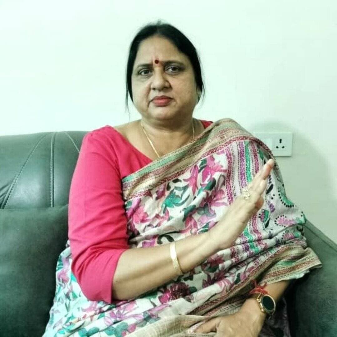 7082410824 नंबर पर बताए शहर की समस्या, निगम करेगा समाधान
आवारा पशु-कुत्तों और सफाई संबंधी शिकायतों के लिए निगम ने जारी की हेल्पलाइन 7082410824
यमुनानगर। (राष्ट्रीय कदम) ब्यूरो: शहरवासियों की समस्याओं के त्वरित समाधान और शिकायतों के प्रभावी निवारण के लिए नगर निगम ने हेल्पलाइन नंबर 7082410824 जारी किया है। नागरिक इस नंबर पर आवारा पशु, आवारा कुत्तों, सफाई एवं स्वच्छता समेत नगर निगम से संबंधित विभिन्न समस्याओं की शिकायत दर्ज करवा सकते हैं। हेल्पलाइन नंबर की जानकारी अधिक से अधिक नागरिकों तक पहुंचाने के लिए नगर निगम की ओर से शहर के प्रमुख चौराहों, अस्पतालों, मुख्य मार्गों, नगर निगम कार्यालय, कोर्ट, मंडी समेत अन्य सार्वजनिक एवं प्रमुख स्थानों पर होर्डिंग लगाए जा रहे हैं। इन होर्डिंग के माध्यम से नागरिकों को हेल्पलाइन सुविधा की जानकारी देने के साथ उन्हें अपनी समस्याएं निगम तक पहुंचाने के लिए प्रेरित किया जा रहा है।
मेयर सुमन बहमनी ने बताया कि हेल्पलाइन का उद्देश्य नागरिकों को शिकायत दर्ज कराने के लिए आसान और सुविधाजनक माध्यम उपलब्ध करवाना है, ताकि शहर की समस्याओं की जानकारी संबंधित शाखा तक समय पर पहुंच सके और उनका समाधान किया जा सके। उन्होंने शहरवासियों से अपील की कि वे अपने आसपास किसी भी प्रकार की समस्या सामने आने पर हेल्पलाइन 7082410824 पर शिकायत दर्ज करवाएं। उन्होंने कहा कि नागरिकों की सक्रिय भागीदारी से शहर को स्वच्छ, सुंदर और व्यवस्थित बनाने के प्रयासों को और गति मिलेगी।