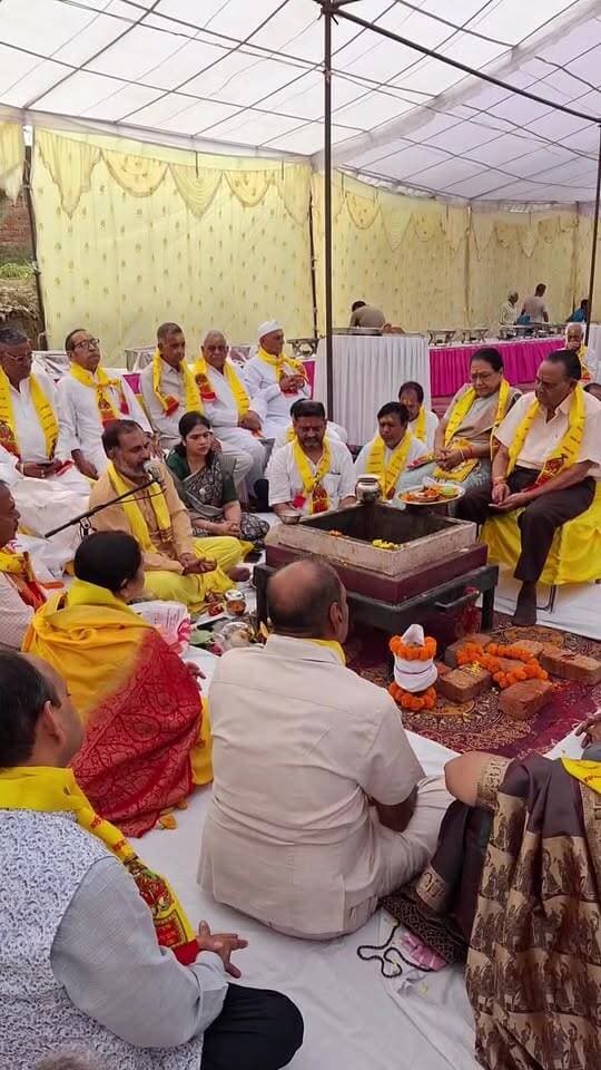 श्री महाराजा अग्रसेन भवन (आल्हापुर) पलवल भूमिपूजन यज्ञ में शामिल पलवल की प्रमुख अग्र विभूतियां , दृश्य मान भाव से साक्षी बनकर धर्म लाभ प्राप्त करें।