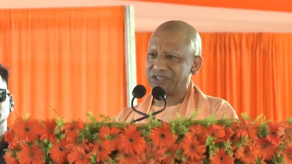 🆕️ अयोध्या ब्रेकिंग....
मुख्यमंत्री योगी आदित्यनाथ ने समाजवादी पार्टी के प्रमुख और पूर्व मुख्यमंत्री अखिलेश यादव को ललकारा है।
"हम अयोध्या से नामांकन करते हैं, आप भी नामांकन करिए. आमने-सामने लड़ाई लड़ी जाए...
लड़ाई चेलों से नहीं सीधे आप से होगी देखते कितना दम है।"