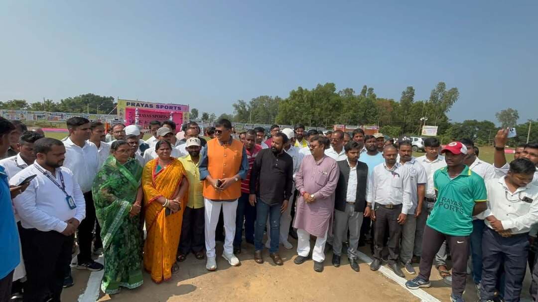 प्रयास पहल (शैक्षणिक एवं सामाजिक संस्था) की ओर से शनिवार को गिरिडीह जिले के कोदम्बरी स्थित शिवाजी मैदान में प्रयास स्पोर्ट्स सीजन-04 का आयोजन किया गया। इसका उद्देश्य क्षेत्र के युवाओं को खेल के प्रति प्रोत्साहित करना और उनकी प्रतिभा को आगे लाना है।
कार्यक्रम के माध्यम से युवाओं को अनुशासन, आपसी सहयोग और एकता का संदेश दिया गया। संस्था ने ‘खेलेंगे, बढ़ेंगे, समाज बदलेगा’ के संकल्प के साथ युवाओं को सकारात्मक दिशा देने की बात कही।
प्रयास पहल के संस्थापक सुबोध कुशवाहा ने कहा कि खेल के माध्यम से युवाओं को अपनी प्रतिभा दिखाने का अवसर मिलता है। ऐसे आयोजन युवाओं को आगे बढ़ने के लिए प्रेरित करते हैं।
कार्यक्रम का उद्घाटन विभिन्न राजनीतिक दलों के नेताओं, जनप्रतिनिधियों और सामाजिक कार्यकर्ताओं ने फीता काटकर किया।
इस मौके पर पूर्व विधायक जय प्रकाश वर्मा, झमुमो के प्रणव वर्मा,भाजपा जिलाध्यक्ष महेंद्र वर्मा, जेएलकेएम के मनोज यादव, माले के अशोक पासवान, कांग्रेस नेता अनिल चौधरी, जिला परिषद सदस्य संजू देवी, मुखिया प्रतिनिधि कैलाश यादव, दीपक मंडल, नेमधारी शर्मा, गीता हजरा, किशोर यादव और प्रदीप कुमार निराला समेत कई गणमान्य लोग मौजूद रहे।
संस्था का उद्देश्य खेल के माध्यम से युवाओं की प्रतिभा को निखारना और उन्हें समाज के विकास से जोड़ना है।
#apnagiridihnews #GiridihNews #PRAYASPahal