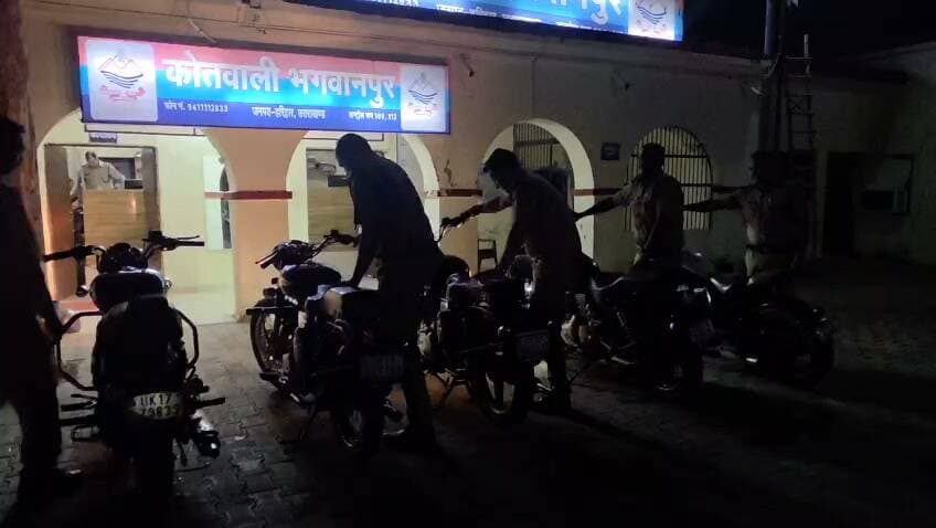 भगवानपुर पुलिस ने मॉडिफाइड साइलेंसर से पटाखों जैसी तेज आवाज निकालने वाली 06 बुलेट मोटरसाइकिल सीज की।
