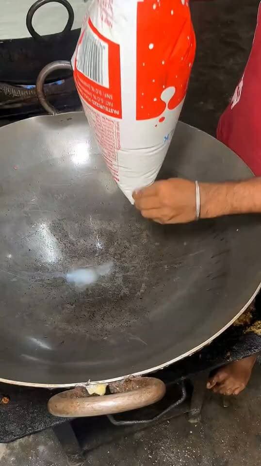 😍 Most Hygienic Cham Cham Mithai Making 🤤 | Lala Baijnath Sweets, Kanpur #Shorts
#ChamCham #MithaiMaking #IndianSweets #SweetMaking #StreetFood #KanpurFood #FoodLovers