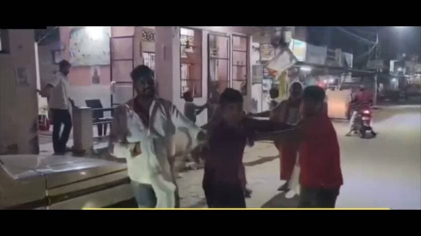 कोतवाली के गेट पर फल विक्रेता को घेरकर पीटा, 15 से 20 लोगों पर मारपीट का आरोप
हरदोई। डीएम चौराहे पर शराब पीने से मना करने पर फल विक्रेता के साथ मारपीट का मामला सामने आया है। आरोप है कि दबंगों ने पहले ठेले पर फल विक्रेता की पिटाई की और फिर शिकायत लेकर कोतवाली पहुंचे पीड़ित को गेट पर ही घेरकर पीटा। घायल को मेडिकल कॉलेज में भर्ती कराया गया है। घटना का वीडियो सोशल मीडिया पर वायरल हो रहा है।
कोतवाली देहात क्षेत्र के विढ़ेयन पुरवा निवासी नन्हे गुप्ता पुत्र सत्यपाल गुप्ता डीएम चौराहे पर बैंक ऑफ इंडिया के सामने एएसपी आवास के पास फल का ठेला लगाते हैं। नन्हे के मुताबिक, आजादनगर निवासी कुछ युवक उनके ठेले पर जूस पीने आते थे। आरोप है कि जूस पीने के दौरान युवक वहां शराब भी पीते थे। करीब 15 दिन पहले नन्हे ने उन्हें शराब पीने से मना करते हुए दूसरी जगह जाने को कहा था। इस बात को लेकर विवाद हुआ और युवकों ने उन्हें धमकी दी थी।
पीड़ित का आरोप है कि उक्त युवक दोबारा पहुंचे और विरोध करने पर उसके साथ मारपीट की। इसके बाद नन्हे ने डायल 112 पर सूचना दी और शिकायत लेकर शहर कोतवाली पहुंच गए। आरोप है कि कोतवाली के गेट पर 15 से 20 लोगों ने उन्हें घेर लिया और जमकर पिटाई की। घटना के बाद हमलावर मौके से फरार हो गए।
मारपीट में घायल नन्हे को मेडिकल कॉलेज में भर्ती कराया गया है। घटना का वीडियो सोशल मीडिया पर वायरल होने के बाद मामला चर्चा में है। पुलिस आरोपियों की तलाश में जुटी है।
रिपोर्ट: देवेंद्र सिंह