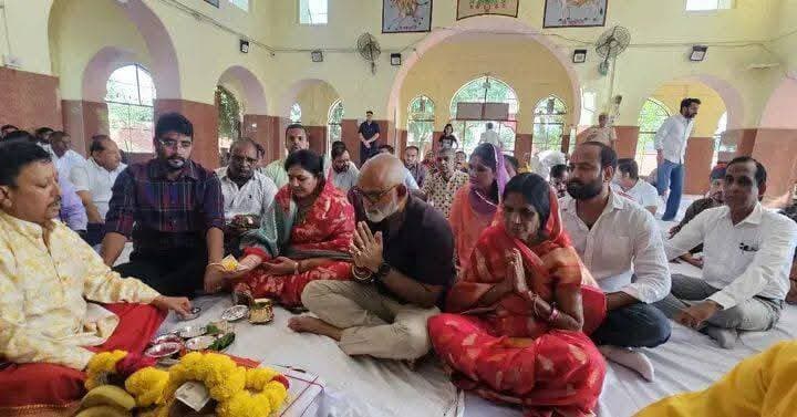 कोटा के 133वें राष्ट्रीय दशहरा मेले का शंखनाद! 🎉🚩
🔥 मां आशापुरा की पूजा-अर्चना के साथ मेले का भव्य आगाज, अगले 26 दिनों तक उत्सव के रंग में रंगेगा कोटा!
कोटा के ऐतिहासिक राष्ट्रीय दशहरा मेले की शुरुआत किशोरपुरा स्थित आशापुरा माता मंदिर में पूजा-अर्चना और प्रभु श्रीराम की स्तुति के साथ हुई।
इस अवसर पर कोटा दक्षिण विधायक संदीप शर्मा, महापौर अनसूईया गोस्वामी, उपमहापौर विवेक राजवंशी सहित नगर निगम के अधिकारी-कर्मचारी मौजूद रहे।
🎡 झूले, बाजार, सांस्कृतिक कार्यक्रम और रावण दहन के रोमांच के बीच कोटा का दशहरा मेला एक बार फिर लोगों के आकर्षण का केंद्र बनेगा।
📍 कोटा | राजस्थान
#KotaDussehra #KotaNews #RajasthanNews #DussehraMela2026 #KotaRajasthan #कोटादशहरामेला #जनलिस्टमंगलसिंहहाडा