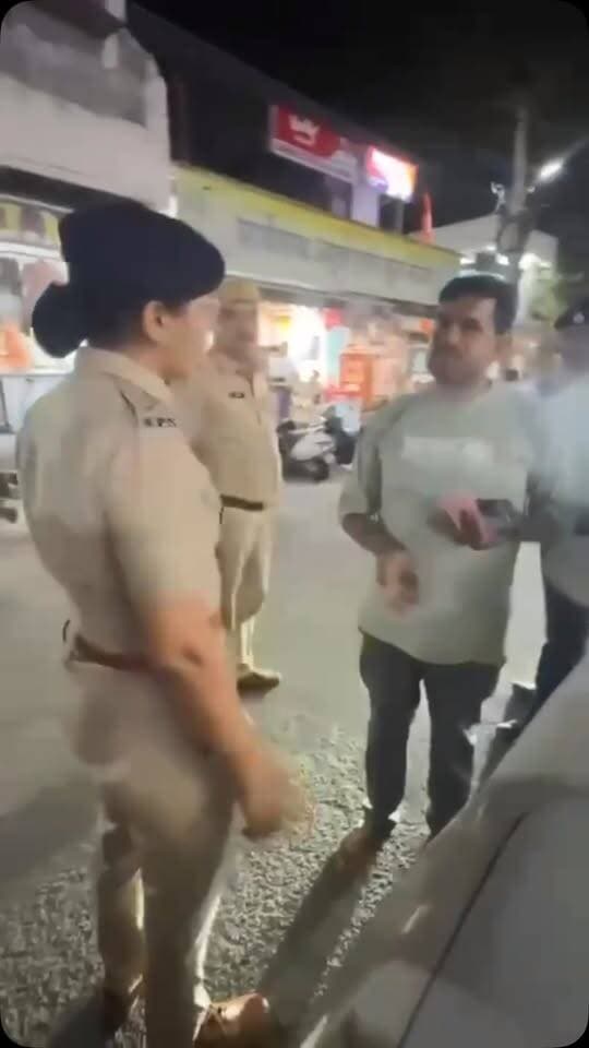 ट्रैफिक पुलिस अधिकारी ने सबके सामने वकील साहब को मारा थप्पड़👋
किशनगढ़ का बताया जा रहा है मामला
#Ajmer : Kishangarh
#viral #gwalior #pushpanjalitoday #viralreels