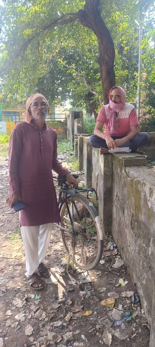 आज दिनांक 10/10/2026 को जनपद- चित्रकूट के गल्ला मंडी स्थित इफको कृषक सेवा केंद्र में किसानों को जबरदस्ती नैनो यूरिया और नैनो डीएपी देने की प्राप्त शिकायतों के तथ्यों को जांचने के लिए जिला कृषि अधिकारी स्वयं किसान बनकर गल्ला मंडी स्थित इफको केंद्र पर गए ,लगभग ढाई से तीन घंटे तक किसानों के साथ रहे, लेकिन केंद्र प्रभारी द्वारा किसी भी कृषक को अन्य उत्पाद को लेने के लिए बाध्य नहीं किया जा रहा था इसके साथ ही जिला कृषि अधिकारी द्वारा किसानों से लगातार वार्ता कर इसकी पुष्टि की गई, कि क्या डीएपी लेने के साथ अन्य उत्पाद की टैगिंग के लिये बाध्य किया जा रहा है जिस पर किसानों ने भी कहा कि कोई भी अन्य उत्पाद जबरदस्ती नहीं दिए जा रहे हैं। वहां उपस्थित किसान संतुष्ट थे। इस प्रकार से जांच निरंतर जिला कृषि अधिकारी द्वारा अन्य केंद्रों पर भी जारी रहेगी आने वाले समय में एवम नियमविरुद्ध बेचे जाने पर सख्त कारवाही की जाएगी ।