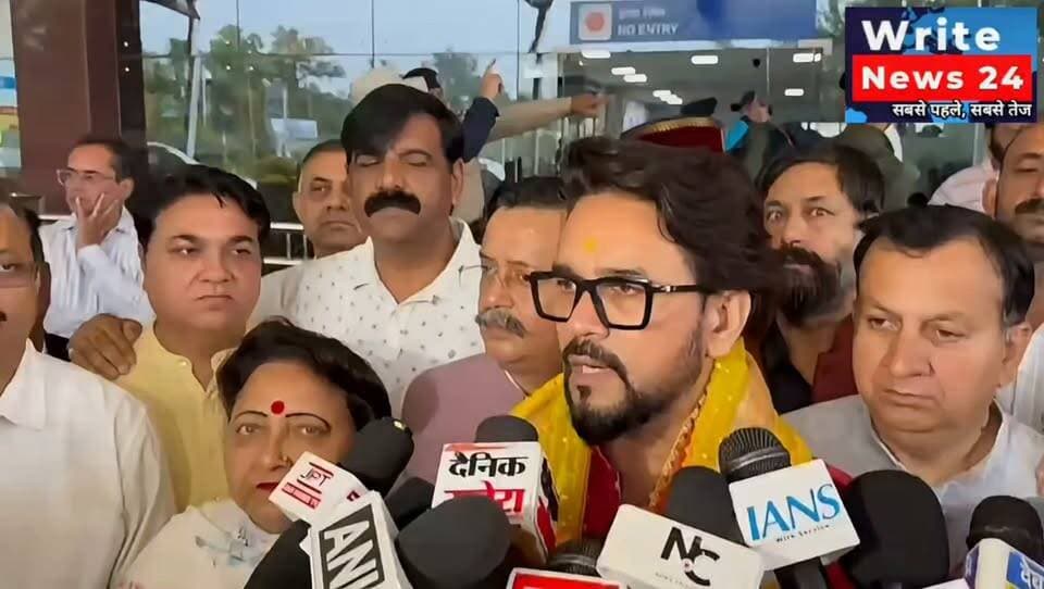 कांगड़ा: पूर्व मंत्री व सांसद अनुराग ठाकुर का कहना - आंदोलन करना है करो, लेकिन कानून व्यवस्था को खराब न करें ।
आखिर वोट कटा किसका, जो मृत है, उसे वोट देने का अधिकार कैसे दिया जा सकता है ?