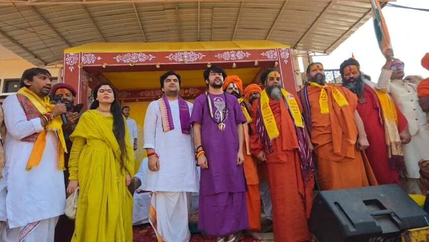 ध्वजारोहण और राष्ट्रगान के साथ रथ यात्रा का शुभारंभ!
बागेश्वर धाम में सनातन हिंदू एकता रथ यात्रा के शुभारंभ से पहले मंच पर ध्वजारोहण किया गया। इसके बाद राष्ट्रगान और हनुमान चालीसा का पाठ संपन्न हुआ। धार्मिक आस्था और देश के प्रति सम्मान के इस आयोजन में श्रद्धालुओं का उत्साह देखने को मिला।
#BageshwarDham #Rashtragaan #Dhwajarohan #SanatanHinduEkta #राष्ट्रगान #ध्वजारोहण #HanumanChalisa #छतरपुर #BundeliBhaukaalNews