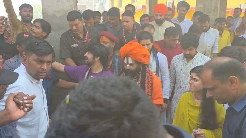 बागेश्वर धाम से भव्य रथ यात्रा का शुभारंभ
छतरपुर के बागेश्वर धाम से सनातन हिंदू एकता के संकल्प के साथ भव्य रथ यात्रा का शुभारंभ हुआ। संतों का सानिध्य, श्रद्धालुओं का उत्साह और सनातन एकता का संदेश—यात्रा के पहले दिन दिखा भव्य नजारा। 🙏🚩
📍 बागेश्वर धाम, छतरपुर, मध्य प्रदेश
बागेश्वर धाम सरकार
#BageshwarDham #SanatanHinduEkta #RathYatra #DhirendraKrishnaShastri #सनातनहिंदूएकता #बागेश्वरधाम #छतरपुर #Bundelkhand #BundeliBhaukaalNews
