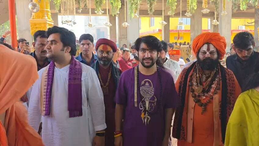 संतों के सानिध्य में निकली सनातन हिंदू एकता रथ यात्रा!
बागेश्वर धाम से शुरू हुई सनातन हिंदू एकता रथ यात्रा में संतों का सानिध्य और श्रद्धालुओं का उत्साह देखने को मिला। विशेष पूजन से लेकर मंचीय कार्यक्रम तक, आयोजन में धार्मिक परंपराओं के साथ एकता और जनजागृति का संदेश दिया गया।
बागेश्वर धाम सरकार
#BageshwarDham #SantSamagam #SanatanDharma #SanatanHinduEkta #संतसमागम #सनातनधर्म #RathYatra #BundeliBhaukaalNews