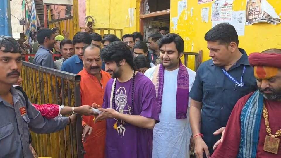 सारे सनातनी एक हों” — रथ यात्रा के मंच से धीरेंद्र कृष्ण शास्त्री का संदेश
सनातन हिंदू एकता रथ यात्रा के मंच से पंडित धीरेंद्र कृष्ण शास्त्री ने जनजागृति और सनातनियों की एकता पर जोर दिया। उन्होंने कहा कि सभी में जागृति आए और सारे सनातनी एक हों, यही इस यात्रा का मुख्य उद्देश्य है।
आपकी राय में समाज में एकता और जागरूकता बढ़ाने के लिए क्या प्रयास होने चाहिए? कमेंट में बताएं।
#DhirendraKrishnaShastri #SanatanEkta #SanatanHinduEkta #BageshwarDham #सनातनएकता #हिंदूएकता #जनजागृति #BundeliBhaukaalNews
