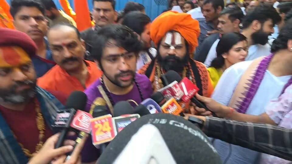 जात-पात और छुआछूत मिटाने का संकल्प! 🚩 सनातन हिंदू एकता रथ यात्रा को लेकर बाबा बागेश्वर धाम सरकार का संदेश
भेदभाव मिटे, समाज जुड़े… यही है सनातन एकता का संदेश! 🙏
बागेश्वर धाम सरकार पंडित धीरेंद्र कृष्ण शास्त्री की सनातन हिंदू एकता रथ यात्रा का उद्देश्य जात-पात, छुआछूत और सामाजिक भेदभाव को मिटाकर समाज में एकता और आपसी सद्भाव का संदेश देना है।
🙏 न जात-पात का भेद, न छुआछूत की दीवार—समाज में समानता और एकता का हो विस्तार!
आपकी राय में जातिगत भेदभाव मिटाने के लिए समाज को क्या कदम उठाने चाहिए? कमेंट में अपनी बात जरूर रखें।
📰 बुंदेली भौकाल न्यूज़ — हर खबर, सच के साथ।
#BageshwarDham #DhirendraKrishnaShastri #SanatanHinduEkta #SamajikSamrasta #जातपात #छुआछूत #सामाजिकएकता #सामाजिकसमरसता #SanatanDharma #RathYatra #Bundelkhand #BundeliBhaukaalNews