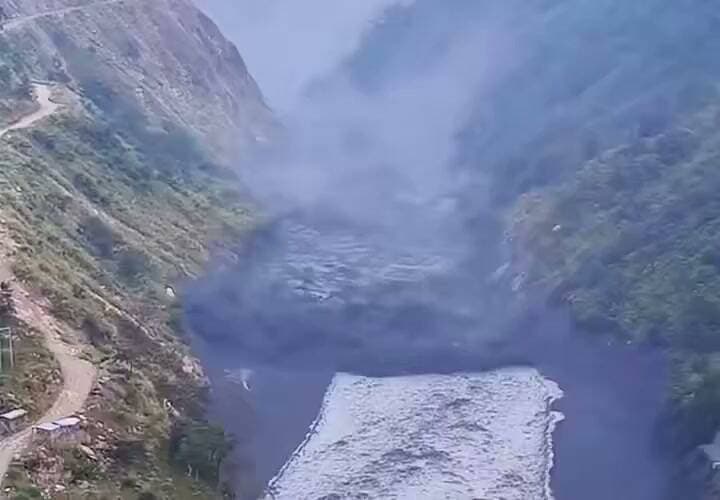 #नेपाल की बूढ़ी गंडकी नदी में फिर से बाढ़ आई है। पानी का फ्लो देखिए, एकदम भयावाह है। 20 से ज्यादा घर बाढ़ में बह गए हैं। सरकार ने अलर्ट जारी करते हुए लोगों से ऊंचे स्थानों पर जाने के लिए कहा है।
