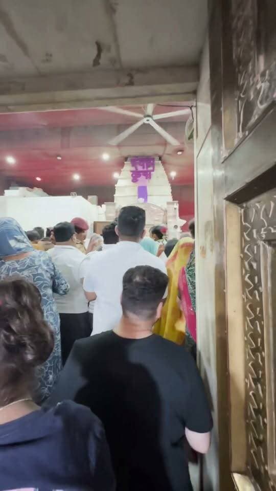 🙏🌺 नवरात्रि के प्रथम दिन कीजिए बाबा खाटू श्याम जी के दिव्य दर्शन! 🌺🙏
🚩 बाबा श्याम के दर्शन से करें अपने दिन की शुभ शुरुआत। श्याम बाबा की कृपा आप सभी भक्तों पर बनी रहे। ❤️
🌸 जय श्री श्याम! हारे का सहारा, बाबा श्याम हमारा! 🙏🚩
#KhatuShyam #JaiShreeShyam #Navratri #BabaShyam #RSNEXPRESS