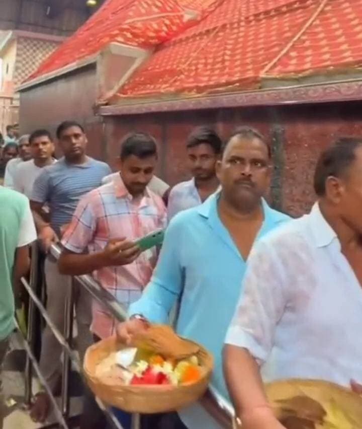नवरात्रि के पहले दिन मां मंगला गौरी के दरबार में उमड़ा आस्था का सैलाब, रात 2 बजे से लगी कतारें, गयाजी के प्रसिद्ध शक्तिपीठ में दर्शन के लिए उमड़ी श्रद्धालुओं की भीड़
अष्टमी की निशा पूजा को लेकर रहेगी विशेष तैयारी
गयाजी। शारदीय नवरात्रि के पहले दिन गयाजी शहर के प्रसिद्ध शक्तिपीठ मां मंगला गौरी मंदिर में आस्था का जनसैलाब उमड़ पड़ा। मां के दर्शन और पूजन के लिए श्रद्धालुओं का पहुंचना देर रात से ही शुरू हो गया। सुबह दो बजे के बाद से मंदिर परिसर में भक्तों की भीड़ जुटने लगी। जैसे-जैसे सुबह हुई, वैसे-वैसे मां के दर्शन के लिए श्रद्धालुओं की संख्या बढ़ती गई। मंदिर परिसर में मां के जयकारों से माहौल भक्तिमय हो गया. श्रद्धालुओं ने मां मंगला गौरी के दरबार में मत्था टेककर परिवार की सुख-समृद्धि, शांति और खुशहाली की कामना की।
नवरात्रि के पहले दिन मंदिर में उमड़ी भीड़ ने मां मंगला गौरी के प्रति श्रद्धालुओं की अटूट आस्था को दर्शाया। गयाजी के अलावा आसपास के क्षेत्रों से भी भक्त मां के दर्शन के लिए पहुंच रहे हैं। श्रद्धालु पूजा-अर्चना कर माता का आशीर्वाद प्राप्त कर रहे हैं। नवरात्रि के अवसर पर मंदिर परिसर में विशेष धार्मिक उत्साह देखने को मिल रहा है।
भीड़ नियंत्रण के लिए बैरिकेडिंग, दर्शन की विशेष व्यवस्था
नवरात्रि में श्रद्धालुओं की भारी भीड़ को देखते हुए मंदिर प्रबंधन की ओर से दर्शन की व्यवस्था को सुचारु बनाने के लिए विशेष इंतजाम किए गए हैं। मंदिर परिसर में बैरिकेडिंग की गई है, ताकि श्रद्धालु कतारबद्ध होकर मां के दर्शन कर सकें और भीड़ को व्यवस्थित रखा जा सके। प्रबंधन का प्रयास है कि भक्तों को दर्शन के दौरान किसी प्रकार की परेशानी का सामना नहीं करना पड़े।
मंदिर के अध्यक्ष शंकर प्रसाद ने बताया कि नवरात्रि के दौरान मां मंगला गौरी के दर्शन के लिए बड़ी संख्या में श्रद्धालु पहुंचते हैं। इसे ध्यान में रखते हुए भीड़ प्रबंधन और दर्शन की सुविधा पर विशेष ध्यान दिया गया है। उन्होंने कहा कि मंदिर में बैरिकेडिंग की व्यवस्था की गई है, जिससे श्रद्धालु अनुशासित तरीके से कतार में लगकर दर्शन कर सकें।
उन्होंने बताया कि जिन श्रद्धालुओं को विशेष परिस्थिति में शीघ्र दर्शन की आवश्यकता है, उनके लिए शीघ्र दर्शन पास की व्यवस्था भी की गई है। मंदिर प्रबंधन श्रद्धालुओं की सुविधा को प्राथमिकता देते हुए आवश्यक इंतजाम कर रहा है।
अष्टमी की निशा पूजा पर रहेगा विशेष ध्यान
नवरात्रि के दौरान अष्टमी तिथि का विशेष धार्मिक महत्व है। इस दिन शक्तिपीठ मां मंगला गौरी मंदिर में विशेष निशा पूजा का आयोजन किया जाता है। मंदिर अध्यक्ष शंकर प्रसाद ने बताया कि अष्टमी की निशा पूजा के दौरान विशेष ध्यान दिया जाता है और धार्मिक परंपराओं के अनुरूप व्यवस्था की जाती है। नवरात्रि के पहले दिन से ही मंदिर में श्रद्धालुओं की भीड़ और भक्तिमय माहौल देखने को मिल रहा है। मां के दर्शन के लिए भक्तों में खास उत्साह है। मंदिर प्रबंधन को उम्मीद है कि नवरात्रि के आगामी दिनों में भी बड़ी संख्या में श्रद्धालु मां के दरबार में पहुंचेंगे। गयाजी के इस प्रसिद्ध शक्तिपीठ में नवरात्रि के दौरान पूजा-अर्चना का विशेष महत्व है। श्रद्धालु पूरी श्रद्धा के साथ मां के चरणों में शीश झुकाकर आशीर्वाद मांग रहे हैं। वहीं, मंदिर प्रबंधन भीड़ को नियंत्रित रखने और भक्तों को सुगम दर्शन उपलब्ध कराने के लिए व्यवस्थाओं पर विशेष ध्यान दे रहा है।
#गयाजी
#गया_हो
Gaya Dastak
#बिहार
#gaya
#manglagauri
#पितृपक्ष