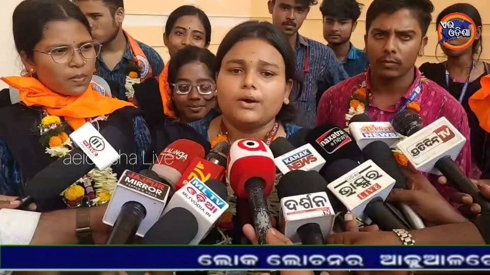 #ସରିଲା_ଛାତ୍ର_ସଂସଦ_ନିର୍ବାଚନ_ପାଇଁ_ନାମାଙ୍କନ_ପତ୍ର_ଦାଖଲ_ପ୍ରକ୍ରିୟା
ଯାଜପୁର ର ସର୍ଵ ପୁରାତନ ନରସିଂହ ଚୌଧୁରୀ ସ୍ୱୟଂ ଶାସିତ ମହାବିଦ୍ୟାଳୟ ରେ ଛାତ୍ର ସଂସଦ ନିର୍ବାଚନ ପାଇଁ ନାମାଙ୍କନ ପତ୍ର ଦାଖଲ ପ୍ରକ୍ରିୟା ଶେଷ ହୋଇଛି। ଏଥିପାଇଁ ମହାବିଦ୍ୟାଳୟର ପରିବେଶ ବେଶ ସରଗରମ ଦେଖିବାକୁ ମିଳିଥିଲା। ମହାବିଦ୍ୟାଳୟ ରେ ନିର୍ବାଚନ ପାଇଁ ବିଜୁ ଛାତ୍ର ଜନତା ଦଳ, ଏଭିଭିପି ସମେତ ବିଭିନ୍ନ ଦଳ ସମର୍ଥିତ ପାର୍ଥୀ ଓ ପ୍ରାର୍ଥୀନୀ ମାନେ ବିରାଟ ଶୋଭାଯାତ୍ରା ରେ ମହାବିଦ୍ୟାଳୟ ପରିସରକୁ ନାମାଙ୍କନ ପାଇଁ ଆସି ସେମାନଙ୍କ ନାମାଙ୍କନ ପତ୍ର ଦାଖଲ କରିଥିଲେ। ପ୍ରାର୍ଥୀ ମାନେ ପଟୁଆରରେ ଆସି ନିଜ ସମର୍ଥକ ଓ ପ୍ରସ୍ତାବକଙ୍କ ସହିତ ପ୍ରାର୍ଥୀପତ୍ର ଦାଖଲ କରିଛନ୍ତି। ଦୀର୍ଘ ୮ ବର୍ଷ ପରେ ଛାତ୍ର ସଂସଦ ନିର୍ବାଚନ ହେଉଥିବାରୁ ଛାତ୍ର ଛାତ୍ରୀଙ୍କ ମଧ୍ୟରେ ପ୍ରବଳ ଉତ୍ସାହ ଦେଖିବାକୁ ମିଳିଥିଲା । ନାମାଙ୍କନ ପ୍ରକ୍ରିୟାରେ ଶାନ୍ତିଶୃଙ୍ଖଳା ସହ ଅନୁଷ୍ଠିତ କରିବା ପାଇଁ ବ୍ୟାପକ ପୋଲିସ ମୁତୟନ ହୋଇଥିଲେ।
#nccollege #lntvnetwork #JajpurNews #jajpurkhabar #Aeiodisha