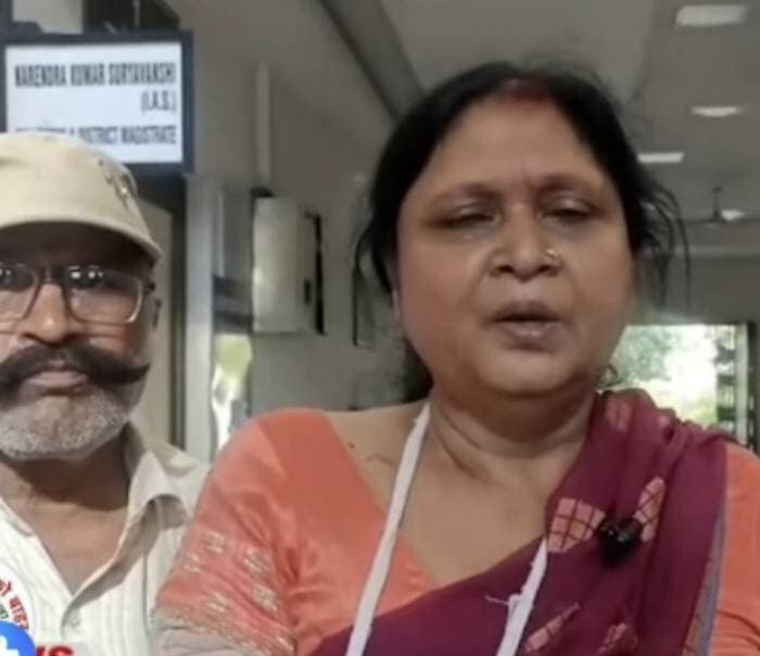लापरवाही या मौत का सौदा? रीवा के तथाकथित हड्डी रोग विशेषज्ञ डॉक्टर शुभम मिश्रा पर लगे गंभीर आरोप, न्याय की आस में पीड़िता ने तोड़ा दम!
रीवा। चिकित्सा जगत को कलंकित करने वाला और इंसानियत को झकझोर देने वाला एक बेहद दर्दनाक मामला सामने आया है। रीवा के एक तथाकथित हड्डी रोग विशेषज्ञ डॉ. शुभम मिश्रा की घोर लापरवाही और कथित लालच के चलते एक बेबस महिला ने अंततः तंग आकर अपनी जान गंवा दी।
मामले की शुरुआत तब हुई जब मिथिलेश सिंह नामक महिला ने इलाज में गंभीर लापरवाही का शिकार होने के बाद जनसुनवाई में रीवा कलेक्टर के सामने अपनी आपबीती सुनाई थी। पीड़िता ने अपने कंधे से निकले हुए नट, बोल्ट और कील को कैमरे और अधिकारियों के सामने सबूत के तौर पर पेश किया था। महिला का आरोप था कि डॉक्टर ने इलाज के नाम पर सिर्फ पैसे ऐंठे बल्कि गलत सर्जरी कर उसकी जिंदगी को नर्क बना दिया।
भोपाल से लेकर दिल्ली तक भटकी, पर नहीं मिला दर्द से छुटकारा
गलत उपचार का दंश झेल रही मिथिलेश सिंह रीवा से लेकर भोपाल, जबलपुर और देश की राजधानी दिल्ली तक के बड़े अस्पतालों के चक्कर काटती रहीं, लेकिन डॉक्टरों की लापरवाही से शरीर में छोड़े गए उस लोहे के जाल और इंफेक्शन ने उन्हें कभी चैन से जीने नहीं दिया। हर तरफ से निराश और डॉक्टर के कानूनी पचेलों व मानसिक प्रताड़ना से टूट चुकी पीड़िता ने प्रशासन से गुहार लगाई थी कि यदि डॉक्टर शुभम मिश्रा पर कड़ी कार्रवाई नहीं हुई, और उसे न्याय नहीं मिला, तो वह आत्महत्या करने को मजबूर हो जाएगी।
और अंततः वही हुआ, जिसकी आशंका जताई जा रही थी। प्रशासनिक सुस्ती और डॉक्टर के कथित रसूख व लालच के आगे बेबस पीड़िता ने आखिरकार दर्द से हार मानकर मौत को गले लगा लिया।
बड़े सवाल जो खड़े होते हैं:
क्या रीवा में मरीजों की जान के साथ खिलवाड़ करने वाले ऐसे डॉक्टरों पर स्वास्थ्य विभाग और जिला प्रशासन कोई ठोस कार्रवाई करेगा?
क्या जनसुनवाई में दी गई मिथिलेश सिंह की चेतावनी को नजरअंदाज करने वाले अधिकारियों की जवाबदेही तय होगी?
क्या गरीबों को लूटने और उनके शरीर में नट-बोल्ट छोड़ने वाले झोलाछाप या लापरवाह 'विशेषज्ञ' यूं ही खुलेआम घूमते रहेंगे?
#RewaNews #DrShubhamMishra #Rewa #VindhyaNews #MadhyaPradesh #MPNews #MedicalNegligence #JusticeForMithileshSingh #BhopalNews #JabalpurNews #MPPolice #HealthDepartmentMP #Vindhya #BreakingNews #InvestigationRequired