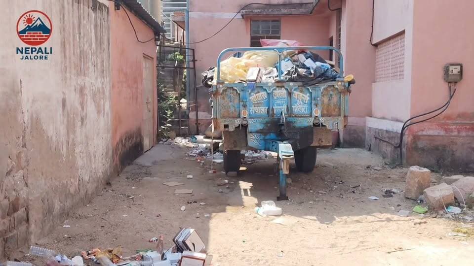 जिला अस्पताल में डस्टबिन होने के बाद भी खुले में बिखरा बायोवेस्ट : जालोर। जिला अस्पताल में इलाज के बाद इस्तेमाल की गई सुइयां, सीरिंज, दवाइयों की शीशियां और मेडिकल पैकेजिंग कचरे के ढेर में नजर आ रही हैं। परिसर में कचरा पात्र होने के बावजूद बायोवेस्ट के इस तरह खुले में पड़े इस कचरे से संक्रमण फैलने की आशंका बनी है। अस्पताल जैसे संवेदनशील परिसर में बायोवेस्ट का नियमानुसार संग्रहण और सुरक्षित निस्तारण जरूरी है, पर इस पर ध्यान नहीं दे रहे हैं।