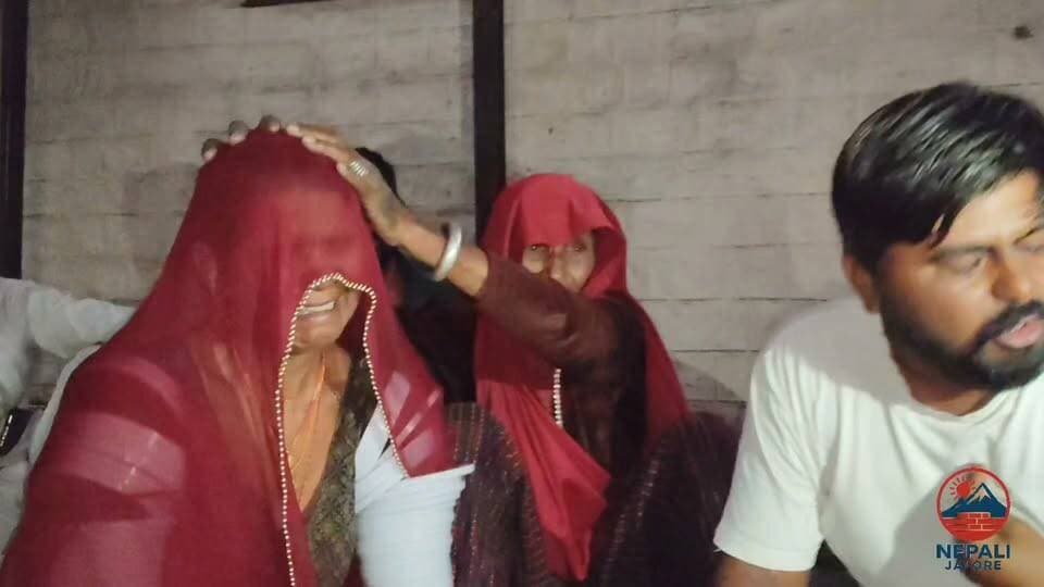 15 साल के अमृत की मौ#त का खुलासा नहीं, न्याय के लिए मां-नानी भूख हड़ताल पर : जालोर जिले के भैंसवाड़ा निवासी 15 वर्षीय अमृत देवासी की मौ#त के मामले में न्याय की मांग को लेकर मां रति देवी और 80 वर्षीय नानी 5 अक्टूबर से कलेक्ट्रेट के बाहर भूख हड़ताल पर बैठी हैं। अमृत 27 जून 2023 को रिश्तेदार की बारात में खारा गांव गया था, जहां से लापता होने के बाद 29 जून को तालाब में उसका शव मिला था। परिवार ने ह#त्या की आशंका जताते हुए बताया कि शव घुटनों के बल पानी में मिला था और चेहरे पर घाव थे। 29 जून 2023 को ह#त्या का मामला दर्ज हुआ, लेकिन सवा तीन साल बाद भी मौ#त के कारणों का खुलासा नहीं हुआ है। मां रति देवी ने रोते हुए कहा कि बेटे के कपड़े, खिलौने और साइकिल देखकर आज भी आंसू आ जाते हैं।
उन्होंने कहा कि बेटे की मौ#त के बाद परिवार ने तीन साल से दिवाली नहीं मनाई और अब ह#त्यारे की गि#रफ्तारी चाहते हैं।
पिता चौपाराम का कहना है कि बेटे की मौ#त डूबने से नहीं, बल्कि ह#त्या से हुई है। परिवार ने पुलिस अधिकारियों से लेकर मुख्यमंत्री भजनलाल शर्मा और मंत्री ओटाराम देवासी तक न्याय की गुहार लगाई है। इस दौरान डीएसपी गौतम जैन सहित पुलिस अधिकारी धरनास्थल पहुंचे और जांच जारी होने की बात कहकर परिजनों को समझाया। एसपी शैलेंद्र सिंह इंदौलिया ने कहा कि फिलहाल ह#त्या जैसे संकेत नहीं मिले हैं, लेकिन मामले की नए सिरे से जांच के लिए अतिरिक्त टीम लगाई जाएगी।