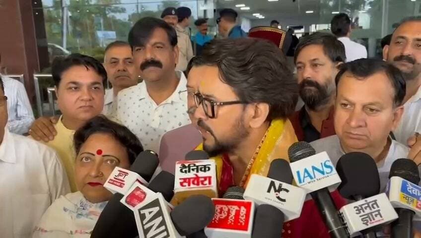 * अनुराग ठाकुर का विपक्ष पर जुबानी हमला...
* बोले - विपक्ष के कुछ लोग विदेशी ताकतों के एजेंडे के अनुरूप कर रहे काम...