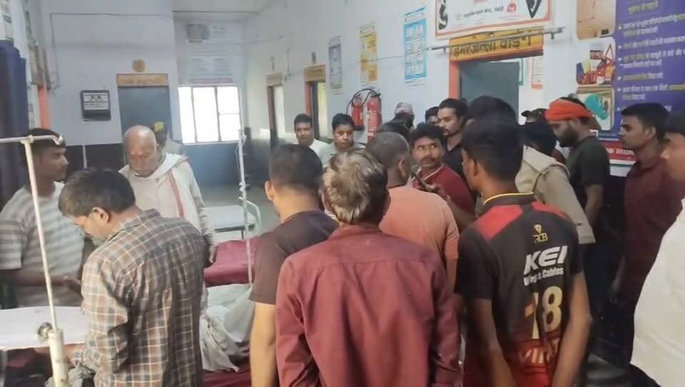 चित्रकूट: पहाड़ी CHC के सामने बाइक और साइकिल में जोरदार भिड़ंत, दोनों घायल
पहाड़ी, चित्रकूट। चित्रकूट जनपद के पहाड़ी थाना क्षेत्र में सामुदायिक स्वास्थ्य केंद्र (CHC) के सामने एक अज्ञात बाइक सवार ने साइकिल सवार व्यक्ति को जोरदार टक्कर मार दी। हादसे में बाइक सवार और साइकिल सवार दोनों घायल हो गए।
घटना के बाद घायलों को सामुदायिक स्वास्थ्य केंद्र पहाड़ी में भर्ती कराया गया, जहां उनका उपचार जारी है। साइकिल सवार व्यक्ति पहाड़ी कस्बे का निवासी बताया जा रहा है, जबकि बाइक सवार की पहचान अभी नहीं हो सकी है।
फिलहाल दोनों घायलों का इलाज जारी है। हादसे के संबंध में विस्तृत जानकारी की प्रतीक्षा है।