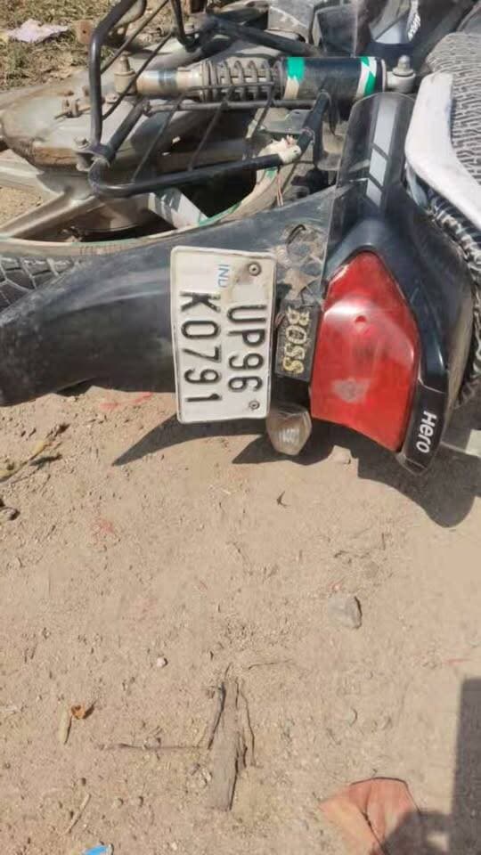 चित्रकूट: पहाड़ी CHC के सामने बाइक और साइकिल में जोरदार भिड़ंत, दोनों घायल
पहाड़ी, चित्रकूट। चित्रकूट जनपद के पहाड़ी थाना क्षेत्र में सामुदायिक स्वास्थ्य केंद्र (CHC) के सामने एक अज्ञात बाइक सवार ने साइकिल सवार व्यक्ति को जोरदार टक्कर मार दी। हादसे में बाइक सवार और साइकिल सवार दोनों घायल हो गए।
घटना के बाद घायलों को सामुदायिक स्वास्थ्य केंद्र पहाड़ी में भर्ती कराया गया, जहां उनका उपचार जारी है। साइकिल सवार व्यक्ति पहाड़ी कस्बे का निवासी बताया जा रहा है, जबकि बाइक सवार की पहचान अभी नहीं हो सकी है।
फिलहाल दोनों घायलों का इलाज जारी है। हादसे के संबंध में विस्तृत जानकारी की प्रतीक्षा है।