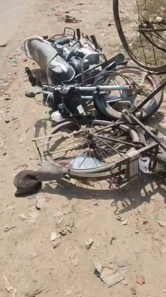 चित्रकूट: पहाड़ी CHC के सामने बाइक और साइकिल में जोरदार भिड़ंत, दोनों घायल
पहाड़ी, चित्रकूट। चित्रकूट जनपद के पहाड़ी थाना क्षेत्र में सामुदायिक स्वास्थ्य केंद्र (CHC) के सामने एक अज्ञात बाइक सवार ने साइकिल सवार व्यक्ति को जोरदार टक्कर मार दी। हादसे में बाइक सवार और साइकिल सवार दोनों घायल हो गए।
घटना के बाद घायलों को सामुदायिक स्वास्थ्य केंद्र पहाड़ी में भर्ती कराया गया, जहां उनका उपचार जारी है। साइकिल सवार व्यक्ति पहाड़ी कस्बे का निवासी बताया जा रहा है, जबकि बाइक सवार की पहचान अभी नहीं हो सकी है।
फिलहाल दोनों घायलों का इलाज जारी है। हादसे के संबंध में विस्तृत जानकारी की प्रतीक्षा है।