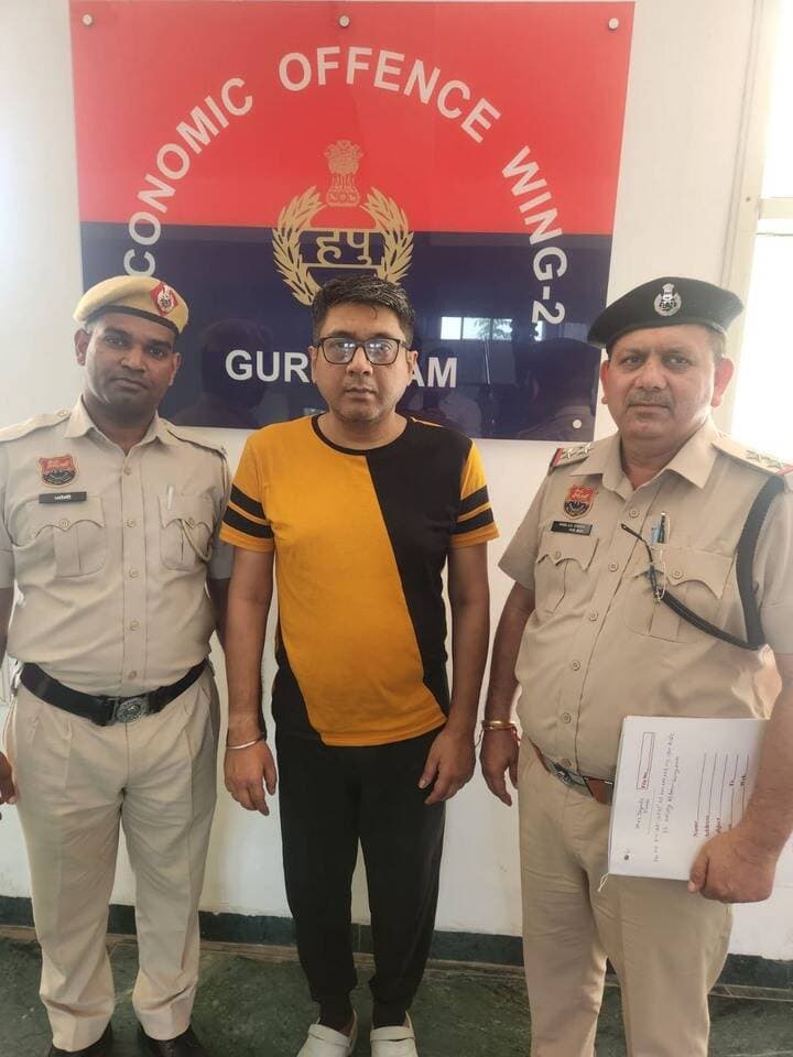 कंपनी के साथ धोखाधड़ी करने के मामले में फर्जी बैंक गारंटी देने वाला आरोपी गिरफ्तार।
गुरुग्राम, गौरव गर्ग,10 अक्टूबर । 18 सितंबर 2025 को FarMart Service Private Limited के पदाधिकारी ने थाना उद्योग विहार, गुरुग्राम में एक शिकायत के माध्यम से बतलाया कि Bhartiya Natural Products (BNP) का प्रोपराइटर राजेंद्र चेरूकुरी गेहूं की आपूर्ति के व्यावसायिक लेन-देन के संबंध में इनकी कंपनी के संपर्क में आया था। शुरुआत में गेहूं की आपूर्ति से जुड़े लेन-देन सामान्य रूप से हुए, जिसके आधार पर कंपनी का आरोपी के साथ व्यावसायिक विश्वास स्थापित हो गया। जिसके बाद आरोपी द्वारा बड़े स्तर पर गेहूं की आपूर्ति के लिए व्यावसायिक प्रस्ताव दिया गया तथा इसके लिए 14 अक्टुबर 2022 को बैंक के नाम से 2 करोड़ रुपये की बैंक गारंटी प्रस्तुत की गई। उक्त बैंक गारंटी को व्यावसायिक लेन-देन में सुरक्षा के रूप में दिया गया था, जिससे कंपनी को भुगतान में चूक होने की स्थिति में आर्थिक नुकसान की भरपाई होने का भरोसा हुआ। कंपनी द्वारा आरोपी को गेहूं की आपूर्ति की गई तथा संबंधित इनवॉइस जारी किए गए। इन बिलों का भुगतान आंशिक रूप से किया गया, जबकि शेष भुगतान बकाया रह गया। बैंक गारंटी प्रस्तुत किए जाने के बाद बड़ी मात्रा में माल की आपूर्ति की गई, लेकिन संबंधित बिलों का भुगतान नहीं किया गया। बकाया भुगतान की राशि लगभग 54.50 लाख रुपये होने पर जब कंपनी ने बकाया राशि की वसूली के लिए प्रस्तुत बैंक गारंटी को भुनाने की प्रक्रिया शुरू की तो इनको पर चला कि बैंक गारंटी को फर्जी है। आरोपी द्वारा बैंक के नाम की मुहर तथा स्टाम्प संबंधी दस्तावेजों का इस्तेमाल करके बैंक गारंटी को वास्तविक दर्शाया गया था। शिकायत के आधार पर थाना उद्योग विहार, गुरुग्राम में संबंधित धाराओं के तहत अभियोग अंकित किया गया।
आर्थिक अपराध शाखा-2, गुरुग्राम की पुलिस टीम ने कार्यवाही करते हुए उपरोक्त अभियोग में एक आरोपी को 8 अक्टूबर को कोलकाता से गिरफ्तार किया। आरोपी की पहचान जयनता कुंडू (उम्र-48 वर्ष) निवासी नील रतन मुखर्जी रोड, हावड़ा, पश्चिम-बंगाल के रूप में हुई है।
पुलिस पूछताछ में ज्ञात हुआ कि उपरोक्त आरोपी सॉफ्टवेयर बनाने का काम करता है। उपरोक्त मामले में फर्जी बैंक गारंटी बनाने के बदले आरोपी को 24 लाख 30 हजार रुपए मिले थे। उपरोक्त अभियोग में आरोपी राजेंद्र को पहले ही गिरफ्तार किया जा चुका है।
पुलिस टीम द्वारा आरोपी से अन्य तथ्यों के संबंध में पूछताछ की जा रही है। अभियोग अनुसंधानाधीन है।
