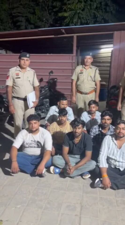 लड़ाई झगड़ा व मारपीट करने के मामले में 7 आरोपी काबू।
गुरुग्राम, गौरव गर्ग, 10 अक्टूबर । 9 अक्टूबर को एक व्यक्ति ने पुलिस थाना बजघेड़ा, गुरुग्राम की पुलिस टीम को एक शिकायत के माध्यम से बतलाया कि 8 अक्टूबर को यह तथा इसका दोस्त एक बर्थडे पार्टी में ग्लोबल रेसिडेंसी 40 फूटा रोड पर गए थे। जहां पर कुछ व्यक्तियों ने इनके साथ मारपीट की। प्राप्त शिकायत पर थाना बजघेड़ा, गुरुग्राम में संबंधित धाराओं के तहत अभियोग अंकित किया गया।
पुलिस थाना बजघेड़ा, गुरुग्राम की पुलिस टीम ने कार्यवाही करते हुए उपरोक्त अभियोग में 7 आरोपियों को 9 अक्टूबर को थाना क्षेत्र से काबू किया। आरोपियों की पहचान राहुल (उम्र-31 वर्ष) निवासी गांव टुमना, कोसली जिला रेवाडी, 2. शिवम दुबे (उम्र-21 वर्ष )निवासी राजेन्द्र पार्क, गुरूग्राम, 3. योगेश कुमार(उम्र-22 वर्ष) निवासी कलवाडी जिला नूंह हाल निवासी सागर ईन्कलेव, गुरूग्राम, निखिल (उम्र-21 वर्ष) निवासी गाँव बाछोद जिला महेन्द्रगढ हाल निवासी सागर ईन्कलेव, गुरूग्राम, नवीन (उम्र-28 वर्ष ) निवासी गांव रामगढ जिला रेवाडी, विपिन (उम्र-29 वर्ष) निवासी गांव रामगढ जिला रेवाडी व जितेन्द्र निवासी सुभाष नगर, गुरूग्राम के रूप में हुई।
पुलिस पूछताछ में ज्ञात हुआ कि शिकायकर्ता व आरोपियों की शराब के नशे में कहासुनी हो गई थी जिसके चलते आरोपियों ने उपरोक्त अभियोग की वारदात को अंजाम दिया।
अभियोग में नियमानुसार आगामी कार्यवाही की जाएगी। अभियोग का अनुसंधान जारी है