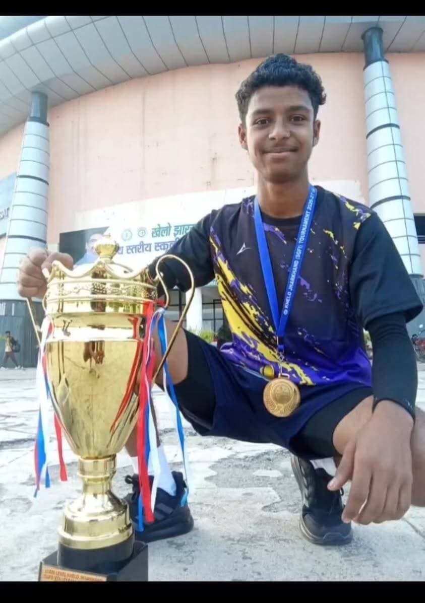 🏆 हार्दिक बधाई एवं शुभकामनाएँ! 🏆
गिरिडीह जिला की वॉलीबॉल टीम को राज्य स्तरीय खेलो झारखंड 2026-27 प्रतियोगिता में विजेता बनने पर हार्दिक बधाई एवं शुभकामनाएँ। 🎉🏐
यह पूरे गिरिडीह जिले के लिए गर्व और हर्ष का विषय है।
इस गौरवपूर्ण उपलब्धि में +2 हाई स्कूल धनवार के छात्र शिवकुमार का भी टीम में शामिल होना हमारे विद्यालय के लिए अत्यंत गर्व की बात है। 💐
हम शिवकुमार एवं पूरी विजेता टीम के उज्ज्वल भविष्य की कामना करते हैं और आशा करते हैं कि हमारे खिलाड़ी भविष्य में भी इसी तरह विद्यालय, जिला एवं राज्य का नाम रोशन करेंगे।
शिवकुमार को विशेष बधाई! 👏👏
🏐 जय खेल, जय झारखंड! 🏆