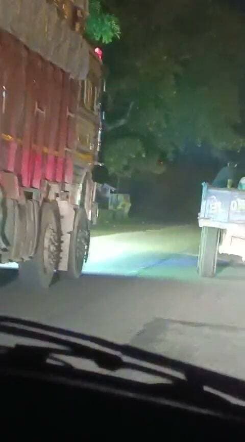 *👉 पलिया कला आखिर कौन सा ऐसा अभयदान प्राप्त है अतरिया से हो रहे बालू खनन माफियाओं को कि उनको किसी का भी डर नहीं*
*👉 बीते कुछ दिनों से लगातार शारदा के आसपास से हो रहे खनन पर राजस्व विभाग व जिम्मेदारों की चुप्पी खड़े कर ही बड़े सवाल*
*👉 रात 12:00 बजे से सुबह 8:00 तक फराटे भरती हैं दो दर्जन से अधिक ट्रालियां*
*👉 सूत्रों की माने तो बुजिया व भीरा रोड से लगातार हो रहा खनन*
*👉 तो वहीं भीरा थाना क्षेत्र के शारदा पुल के निकट मुक्तिधाम से भी लगातार खनन होने की सूचना*
*👉 उपजिलाधिकारी पलिया को कई बार सूचना देने के बाद भी अवैध खनन माफिया में कोई डर नहीं*
*👉 ना ही हुई अभी तक कोई करवाही*
*👉 एक तरफ किसान अपनी समस्याओं को लेकर धरने पर*
*👉 तो दूसरी तरफ खनन माफिया मौज में कब होगी कार्रवाई बड़ा सवाल क्यों नहीं हो रही कार्रवाई*
*👉 क्या कर रहे क्षेत्रीय लेखपाल क्या उनकी मिली भगत से चल रहा है यह सब खेल*
*👉 तो दूसरी तरफ जल्द ही हम आपको दिखाएंगे मिट्टी का खेल मलबा मिली मिट्टी के नाम पर कैसे हो रहा खेल*