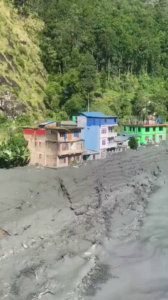 নেপালে আচমকা হড়পা বানের পর হেলিকপ্টার থেকে সেই ফের পুনরাবৃত্তি দৃশ্যের সাক্ষী গোটা দুনিয়া