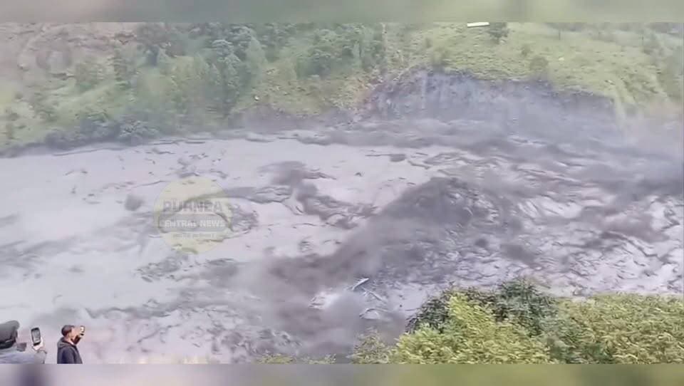 नेपाल में एक बार फिर कुदरत का कहर! 35 से अधिक घर और कई पुल-पुलिया बहने की खबर, मची भारी तबाही...
#नेपाल #नेपालबाढ़ #प्राकृतिकआपदा #भूस्खलन #बाढ़कीतबाही #BreakingNews #NepalFlood #PurneaCentralNews #ViralNews #LatestNews