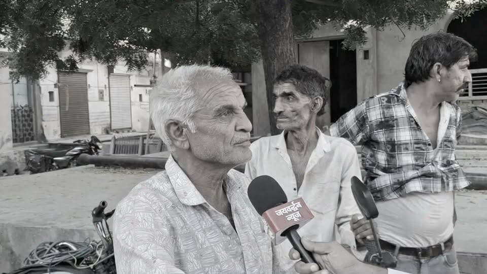 राजसमंद के नीचली ओडन गांव में विकास गायब! न सड़कें, न नालियां, ग्रामीणों ने बताई समस्याएं
.
#Rajsamandnews #Nathdwaranews #Odan
राजसमंद जिले के नाथद्वारा ब्लॉक की ग्राम पंचायत उपली ओडन के गांव नीचली ओडन में विकास कार्य नहीं होने से ग्रामीण परेशान हैं। ग्रामीणों का आरोप है कि गांव में साफ-सफाई की व्यवस्था नहीं है और न ही पक्की सड़कें व नालियां बनी हैं। इससे लोगों को रोजमर्रा की समस्याओं का सामना करना पड़ रहा है। ग्रामीणों ने एक गंभीर मुद्दा उठाते हुए बताया कि उनका गांव चारागाह भूमि पर बसा हुआ है और गांव की आबादी भूमि में भी दर्ज नहीं है।
