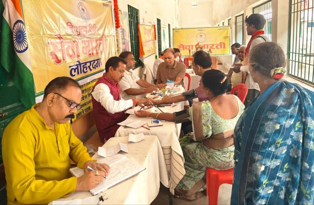 लोहरदगा में लगातार 226वें सप्ताह लगा निःशुल्क स्वास्थ्य शिविर, 36 लोगों ने कराई जांच
लोहरदगा। जिला सेवा भारती लोहरदगा की ओर से चुन्नीलाल स्कूल परिसर में रविवार, 11 अक्टूबर 2026 को लगातार 226वें सप्ताह निःशुल्क स्वास्थ्य जांच एवं चिकित्सा शिविर का आयोजन किया गया। शिविर में 36 लोगों ने स्वास्थ्य जांच कराई और चिकित्सकीय परामर्श का लाभ उठाया।
शिविर का शुभारंभ सुबह साढ़े सात बजे जिला अध्यक्ष दीपक सर्राफ, डॉ. कुमुद अग्रवाल, उपाध्यक्ष अवधेश मित्तल और सचिव संजय चौधरी ने भारत माता के चित्र पर दीप प्रज्ज्वलित एवं पुष्प अर्पित कर किया। इस दौरान वंदे मातरम् और भारत माता की जय के उद्घोष से परिसर गूंज उठा।
शिविर में हीमोग्लोबिन, यूरिक एसिड, रक्त समूह, रक्त शर्करा, रक्तचाप, वजन, हृदय गति और ऑक्सीजन स्तर की जांच निःशुल्क की गई। वहीं, अन्य जटिल स्वास्थ्य जांच की सुविधा भी आधे खर्च पर उपलब्ध कराई जाती है।
निःस्वार्थ सेवा से मिलती है आत्मसंतुष्टि
डॉ. कुमुद अग्रवाल ने कहा कि सेवा भारती के जिला अध्यक्ष और उनकी पूरी टीम लगातार निःस्वार्थ भाव से सेवा कार्य कर रही है। जरूरतमंद लोगों की स्वास्थ्य जांच और उन्हें चिकित्सकीय परामर्श उपलब्ध कराना सराहनीय पहल है। उन्होंने कहा कि शिविर में लोगों की जांच कर उन्हें उचित सलाह देने से आत्मसंतुष्टि मिलती है।
जिला अध्यक्ष दीपक सर्राफ ने कहा कि बिना किसी आर्थिक सहयोग के यह निःशुल्क सेवा कार्य लगातार जारी है। आगे भी यथासंभव इसे जारी रखने का प्रयास किया जाएगा। संस्था का उद्देश्य समाज के गरीब, जरूरतमंद और असहाय लोगों को स्वास्थ्य सेवाएं उपलब्ध कराने के साथ उन्हें स्वास्थ्य के प्रति जागरूक करना है। उन्होंने कहा कि अब यह सेवा कार्य उनकी दिनचर्या का हिस्सा बन गया है।
उपाध्यक्ष अवधेश मित्तल और सचिव संजय चौधरी ने बताया कि सेवा भारती की ओर से प्रत्येक रविवार सुबह एक घंटे के लिए निःशुल्क स्वास्थ्य जांच एवं चिकित्सा शिविर लगाया जाता है। इसका उद्देश्य लोगों को नियमित स्वास्थ्य जांच के प्रति जागरूक करना और समय पर चिकित्सकीय परामर्श उपलब्ध कराना है। लगातार शिविर आयोजित होने से लोगों का इस सेवा कार्य के प्रति विश्वास बढ़ रहा है।
इनकी रही उपस्थिति
शिविर में जिला अध्यक्ष दीपक सर्राफ, डॉ. कुमुद अग्रवाल, अवधेश मित्तल, संजय चौधरी, अतुल सर्राफ, ओम कास्यंकार, अंजलि सर्राफ, सुमन कुमार, हेमंत प्रजापति, मौसमी राय, संजय प्रसाद, रामजी प्रसाद, रितेश उरांव, दिनेश सिंह, रामपाल उरांव, संदीप प्रसाद, कौशल्या देवी, मीरा देवी, अनुज प्रसाद, सेराज अंसारी, बिना उरांव, अनिल महतो, मीना देवी, सूरज साहू, जुबली देवी, विनीता देवी, हरि उरांव, सोनिया पोद्दार, सुप्रिया देवी, सरोज कुमार, सच्चिदानंद अग्रवाल सहित बड़ी संख्या में लोग उपस्थित रहे।
सेवा भारती का यह नियमित प्रयास जरूरतमंद लोगों तक स्वास्थ्य जांच और चिकित्सकीय परामर्श पहुंचाने की दिशा में महत्वपूर्ण पहल है।
#सेवाभारती #निःशुल्कस्वास्थ्यशिविर #स्वास्थ्यजांच #चिकित्साशिविर #झारखंडसमाचार #लोहरदगासमाचार #PublicApp #IHQPublicIndia