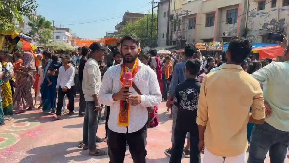 सुरसंड में आस्था का महासैलाब, हजारों कन्याओं की भव्य कलश शोभायात्रा से भक्तिमय हुई राजा शूरसेन की नगरी 🙏🚩
#Sursand #Sitamarhi #DurgaPuja #ShardiyaNavratri #KalashShobhayatra #MaaDurga #Navratri2026 #BiharNews #SitamarhiNews #ReligiousEvent #राजा_शूरसेन_की_नगरी #कलश_शोभायात्रा #मां_दुर्गा #सीतामढ़ी_न्यूज #सुरसंड