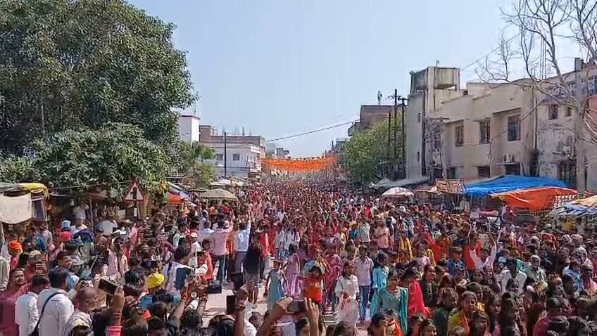 सुरसंड में ऐतिहासिक दुर्गा पूजा को लेकर कलश यात्रा के दौरान उमरा आस्था का जनसैलाब।