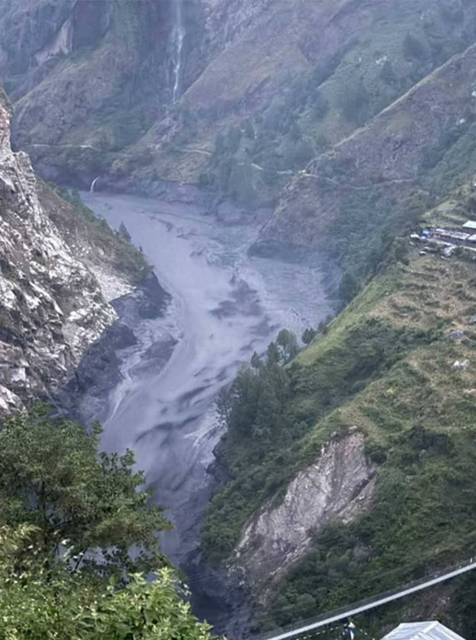 नेपाल में बाढ़ की लहर से गंडक नदी में बढ़ सकता है पानी, बिहार और यूपी के निचले इलाकों में सतर्कता की सलाह…
बेतिया/वाल्मीकिनगर: नेपाल के पहाड़ी क्षेत्रों में हुई भारी बारिश के बाद नारायणी (गंडक) नदी के ऊपरी हिस्सों में अचानक आई बाढ़ को लेकर बिहार और उत्तर प्रदेश के लिए विशेष सलाह जारी की गई है। केंद्रीय जल आयोग (CWC), नई दिल्ली के अनुसार, नेपाल में बूढ़ी गंडकी नदी के आरूघाट (Aarughat) क्षेत्र में जलस्तर में तेजी से वृद्धि दर्ज की गई थी। हालांकि, नेपाल में स्थित जल-वैज्ञानिक अवलोकन स्थलों पर जलस्तर बढ़ने के बाद अब उसमें गिरावट आने लगी है। इससे बाढ़ की स्थिति में सुधार के संकेत मिल रहे हैं।
केंद्रीय जल आयोग के आकलन के मुताबिक, नेपाल में बढ़े जलस्तर के कारण पानी की बाढ़ लहर गंडक नदी के रास्ते नीचे की ओर प्रवाहित होगी। हालांकि, नदी में आगे बढ़ने के दौरान बाढ़ की लहर की तीव्रता में काफी कमी आने की संभावना है। इसके कारण भारतीय क्षेत्र में इसका प्रभाव नगण्य रहने का अनुमान जताया गया है। फिलहाल उपलब्ध आकलन के अनुसार, बिहार और उत्तर प्रदेश में इस बाढ़ से बड़े प्रभाव की आशंका कम है।
नेपाल में जलस्तर में हुए बदलाव का असर वाल्मीकिनगर स्थित गंडक बैराज पर भी देखने को मिल सकता है। यहां पानी की आवक में मामूली वृद्धि होने की संभावना जताई गई है। ऐसे में बैराज के जलप्रवाह और नदी के जलस्तर पर नजर रखना महत्वपूर्ण होगा।
केंद्रीय जल आयोग ने भारत-नेपाल सीमा के आसपास तथा बिहार और उत्तर प्रदेश में गंडक नदी के किनारे स्थित निचले इलाकों के स्थानीय अधिकारियों को सतर्क रहने की सलाह दी है। अधिकारियों को नदी के जलस्तर, पानी की आवक और संभावित बदलावों की लगातार निगरानी करने को कहा गया है।
हालांकि, फिलहाल भारतीय क्षेत्र में बाढ़ का प्रभाव नगण्य रहने का अनुमान है, फिर भी नदी के किनारे रहने वाले लोगों और संबंधित प्रशासन को किसी भी संभावित बदलाव के प्रति सावधान रहने की जरूरत है। जलस्तर में होने वाले उतार-चढ़ाव के आधार पर आगे की स्थिति का आकलन किया जाएगा।
स्रोत: केंद्रीय जल आयोग (CWC), नई दिल्ली।