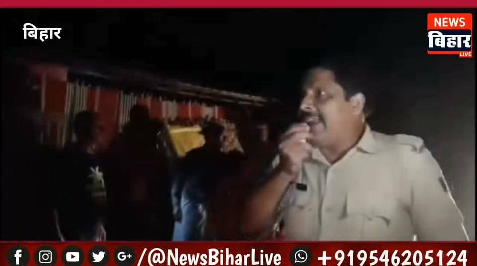 भागलपुर गंगा किनारे भीषण कटाव से पांच पक्का का मकान गंगा नदी में समाया
भागलपुर जिले के नौगछिया अनुमंडल के रघुपुर में ब्रह्मा बाबा स्थान के पास शुक्रवार रात को रेलवे का 300 मीटर लंबा बांध ढह गया, जिससे पांच पक्का का मकान गंगा नदी में समा गया। और स्थानीय लोगों में भारी डर माहौल होगया । इस घटना के बाद शंकरपुर और (अलअल्पुर) गांवों के सैकड़ों परिवारों को अपने घर खाली करने पड़े। लोग अपने मवेशी, अनाज और जरूरी सामान लेकर सुरक्षित स्थानों पर पहुंचे क्योंकि बाढ़ का पानी रिहायशी इलाकों की तरफ बढ़ने लगा। कटाव की शुरुआत सबसे पहले महादेवपुर-ब्रह्मस्थान इलाके के पास हुई थी, जहां कुल टूट से पहले 100 मीटर का हिस्सा नदी के किनारे की कमजोरी का शिकार हुआ था। हालांकि गंगा नदी का जलस्तर खतरे के निशान से नीचे था, लेकिन तेज पानी के बहाव के कारण मिट्टी अंदर से खोखली हो गई और बांध टूट गया। आंकड़े बताते हैं कि रघुपुर में गंगा का जलस्तर 32.37 मीटर था, जो चेतावनी के स्तर 32.68 मीटर से 31 सेंटीमीटर नीचे और खतरे के स्तर 33.68 मीटर से 1.31 मीटर नीचे था । जानकारी मिलते ही नवगछिया एसपी वैभव शर्मा ने संभाला कमान, अधिकारियों के साथ बांध पर हैं डटे रहे लगातार लोगों को सुरक्षित स्थानों तक पहुंचाया
बाइट,,नवगछिया एसपी वैभव शर्मा