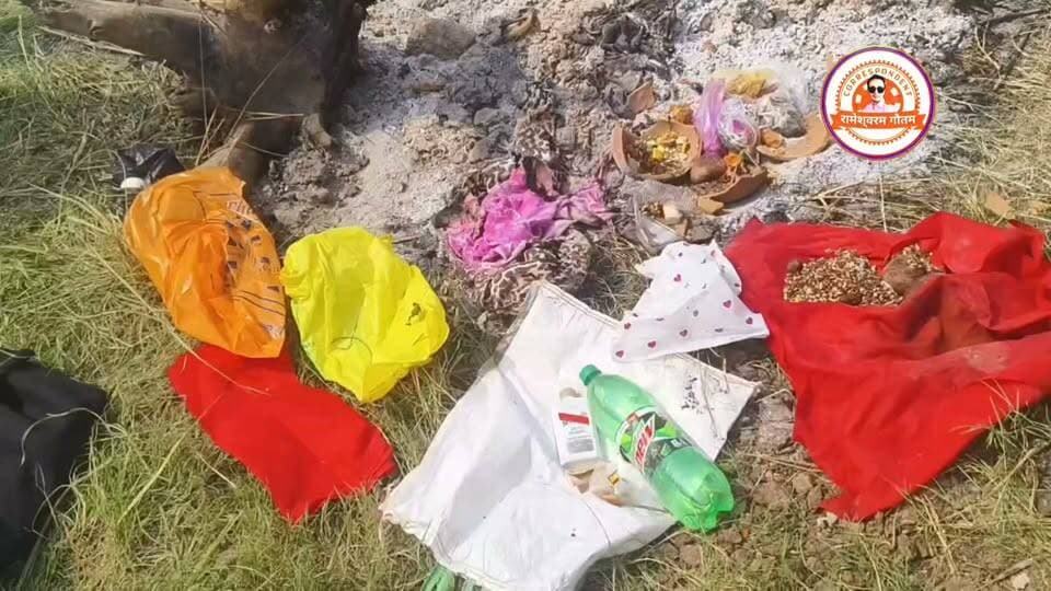 कासगंज-सहावर थाना क्षेत्र के गूंदरागंज गांव में चिता पर तंत्र-क्रिया करने का मामला,बीते दिन पूर्व सर्पदंश से हुई थी युवक की मौत,ग्रामीणों में हड़कम्प।