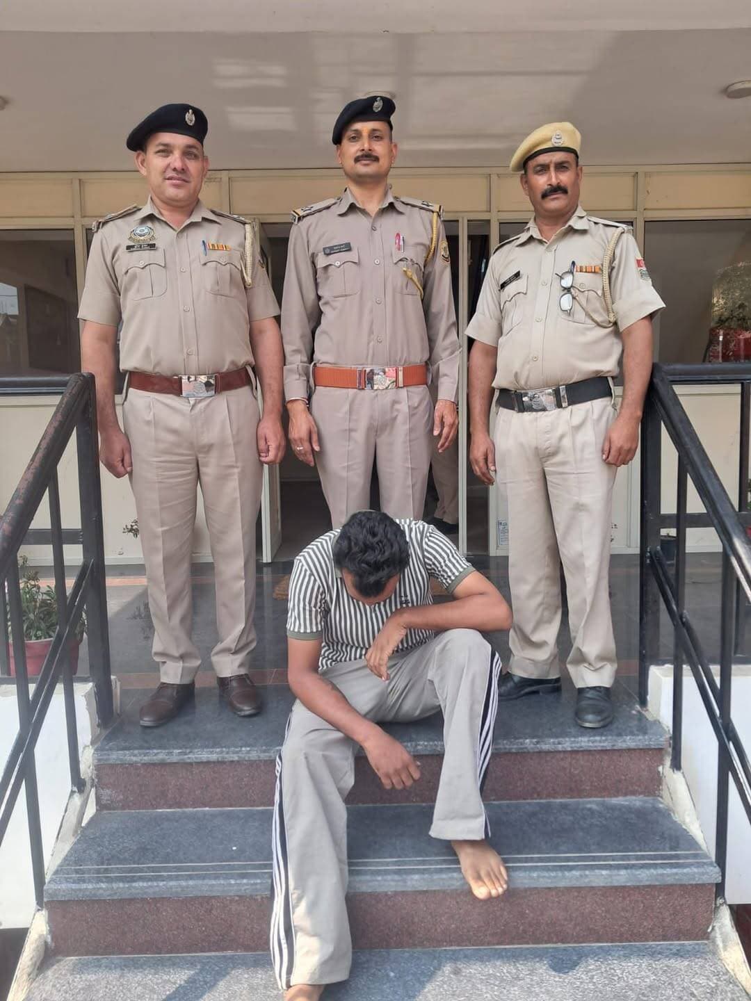 *बिलासपुर पुलिस की बैकवर्ड लिंक जांच में पंजाब का मुख्य सप्लायर गिरफ्तार*
FIR No. 152/2026, दिनांक 03.08.2026, धारा 21 ND&PS Act, थाना घुमारवीं के मामले में बैकवर्ड लिंक की जांच के तहत बिलासपुर पुलिस ने गुरदेव सिंह पुत्र बलकार सिंह, निवासी गांव गडली, तहसील एवं जिला अमृतसर, पंजाब, उम्र 34 वर्ष, को गिरफ्तार किया है।
उल्लेखनीय है कि दिनांक 03.08.2026 को बिलासपुर पुलिस की स्पेशल डिटेक्शन टीम ने बलोह के पास एक बस की चेकिंग के दौरान स्नेहलता उर्फ स्नेहा, निवासी अमृतसर, पंजाब, के कब्जे से लगभग 58 ग्राम हेरोइन/चिट्टा बरामद किया था। स्नेहलता की गिरफ्तारी के बाद उसके बयानों, डिजिटल साक्ष्यों एवं मनी ट्रेल के विश्लेषण के आधार पर बैकवर्ड लिंक स्थापित करते हुए नशीले पदार्थ के मुख्य सप्लायर गुरदेव सिंह की पहचान की गई, जिसे अब गिरफ्तार कर लिया गया है।
इस मामले में फॉरवर्ड लिंक की जांच के दौरान दीपक कुमार, निवासी कटौला, जिला मंडी, उम्र 45 वर्ष, को भी गिरफ्तार किया गया था।
बिलासपुर पुलिस द्वारा नशा तस्करी के पूरे नेटवर्क को ध्वस्त करने तथा सप्लाई चेन में संलिप्त अन्य व्यक्तियों की पहचान कर उनके विरुद्ध नियमानुसार कार्रवाई करने के लिए जांच जारी है।