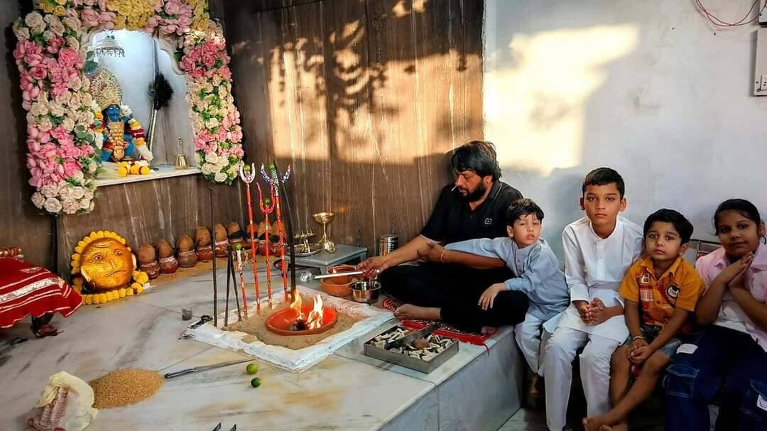 राजगढ़ धाम पर हुई माता की घट-स्थापना , निकाली भव्य नशामुक्ति रैली, हजारों श्रद्धालु ने लिया नशा मुक्ति का संकल्प*
( अजमेर न्यूज़)
राजगढ़ स्थित श्री मसाणिया भैरव धाम पर प्रातःकाल मुख्य उपासक चम्पालाल महाराज ने अपने परिवार के साथ चक्की वाले बाबा मुख्य मंदिर पर पूजा अर्चना की। तत्पश्चात् प्राचीन तेजाजी महाराज के मंदिर पर पूजा व आरती की व माता कालिका एवं बाबा भैरवनाथ की पूजा अर्चना कर सभी देवी-देवताओं की उपस्थिति में पूरे विधि-विधान के साथ अखण्ड ज्योति प्रज्जवलित कर घटस्थापना की। यह अखण्ड ज्योति माह अश्विन की एकम् से प्रारम्भ होती है जिसका समापन दशमीं को होगा। देश-प्रदेश के लाखों श्रद्धालु पूरे नवरात्राओं के दस दिन भैरव धाम पर आकर बाबा भैरव, माँ काली व अखण्ड ज्योति के विशेष दर्शन करते हैं। धाम के प्रवक्ता अविनाश सेन ने बताया यह महोत्सव 11 अक्टूबर से 20 अक्टूबर 2026 तक चलेगा इसके अंतर्गत 16 अक्टूबर को बाबा भैरवनाथ का विशाल छठ मेला पूरे धूमधाम एवं हर्षोल्लास से भरेगा। इस लख्खी छठ मेले को लेकर मन्दिर कमेटी व भैरव भक्त मण्डल की और से तैयारियाँ प्रारम्भ हो चुकी है। पुलिस प्रशासन द्वारा कानून व शान्ति व्यवस्था बनाये रखने के लिये पुलिस जाप्ता लगाया गया है, चिकित्सा विभाग की और से भी अस्थाई डिस्पेन्सरी नवरात्रा के 9 दिनों तक चिकित्सा टीम मय आवश्यक दवाओं व एम्बूलेन्स की भी तैनात की गई है। घटस्थापना के बाद चम्पालाल महाराज के सानिध्य में श्रद्धालुओं ने विशाल नशामुक्ति रैली निकाली और उपस्थित श्रद्धालुओं ने जीवन में किसी भी प्रकार का नशा नहीं करने का संकल्प लिया।
घटस्थापना के समय व्यवस्थापक ओमप्रकाश सैन, रमेश सेन, अविनाश सैन, राहुल सैन, मुकेश सेन, मिलन, भव्य, वैदान्श बुलबुल, मिताली, वंशिका, कपिल, ताराचन्द, कन्हैयालाल, देवानन्द, नवल किशोर, यश मारोठी, कैलाश सेन, कमल सुनारीवाल, संजय चौहान, राजुमार, श्याम, विनय, त्रिलोक, सुरेश गुर्जर, मनोज मेहरा, अमिताभ, पंकज सेन, राजकुमार चावडा, दीपक बसीटा, संजीव जितेंद्र कश्यप, भूपेन्द्र बंजारा, मनीष चौहान आदि मौजूद रहे।
( अजमेर न्यूज़)
9351087614