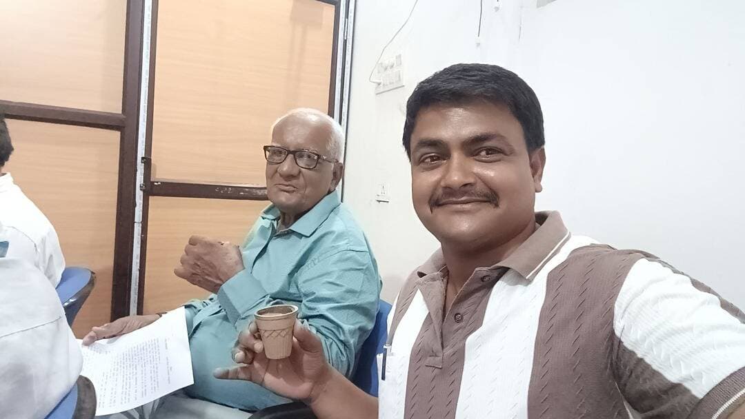 ☕ हाथों में चाय, चेहरे पर मुस्कान,
साथ में बैठे हैं पत्रकारिता की शान।
ये तस्वीर भले ही बीते दिनों की कहानी है,
मगर इसमें छिपी यादें आज भी दिल की जुबानी हैं। ❤️