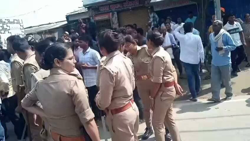 सड़क हादसे में घायल युवक की मौत, आक्रोशित ग्रामीणों ने शव रखकर किया चक्काजाम, पुलिस पर आरोपी को छोड़ने का आरोप, करीब दो घंटे की मशक्कत के बाद खुला जाम
आजमगढ़
https://abckhabar.in/?p=8872